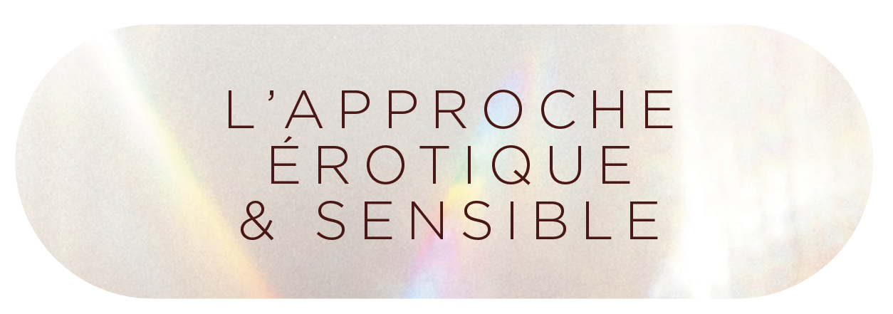 Bouton avec le texte  "L'APPROCHE ÉROTIQUE & SENSIBLE" écrit en majuscules sur un fond nacré clair