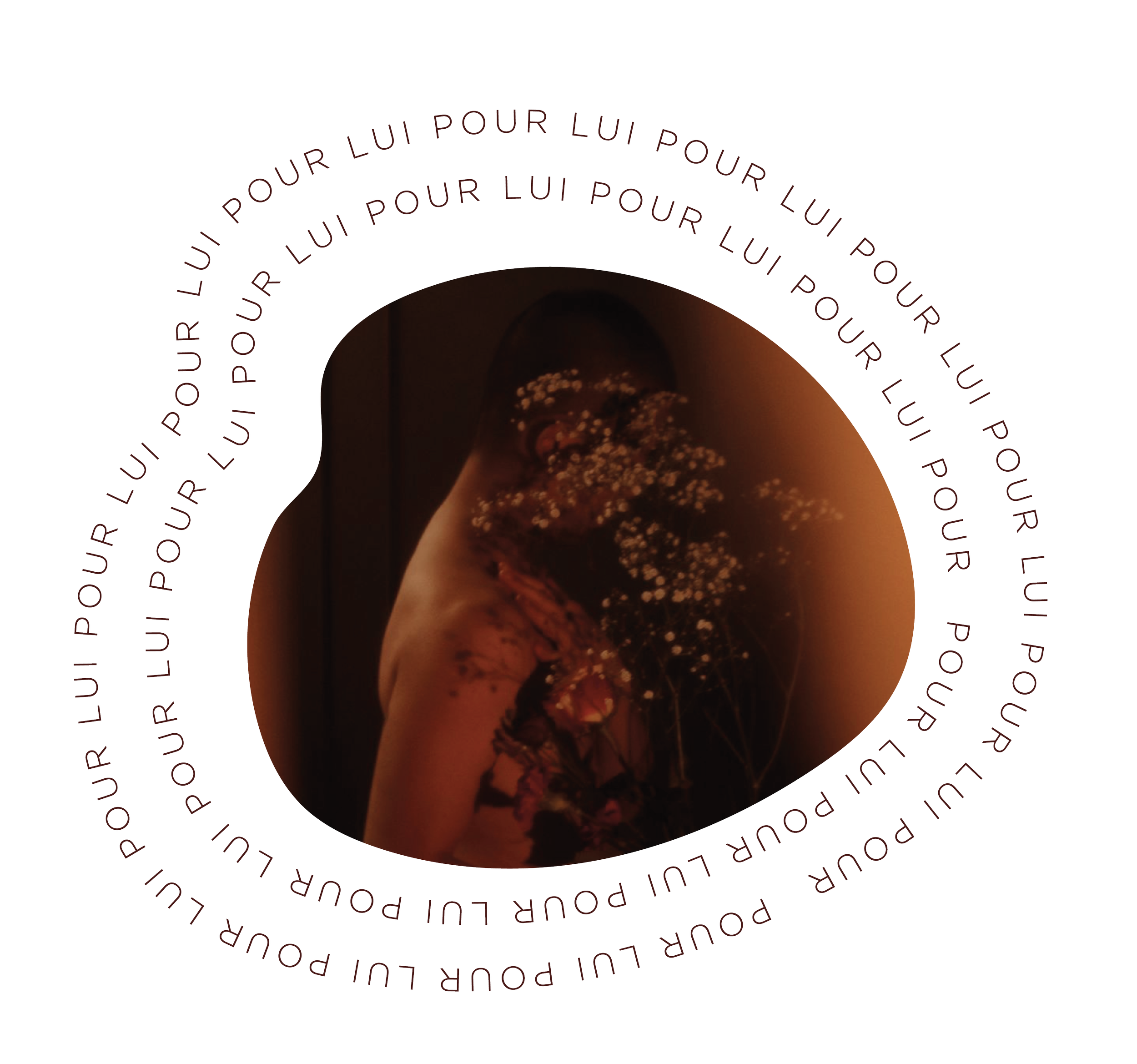 Photo d'une personne de dos, avec un haut collier de fleurs, entourée du texte 'POUR LUI' répété en cercle autour de l'image, sur un fond noir.