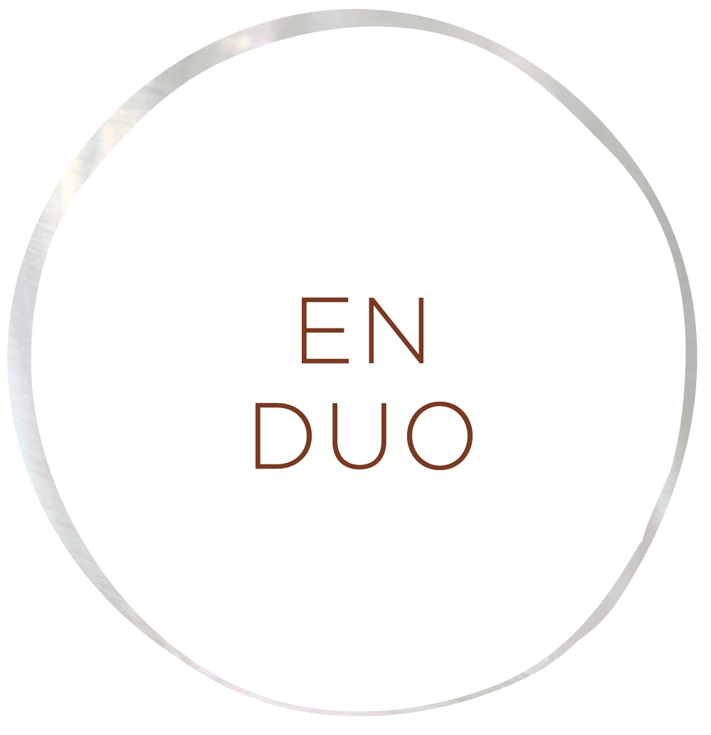 Bouton en forme de cercle nacré avec au milieu le texte "EN DUO"