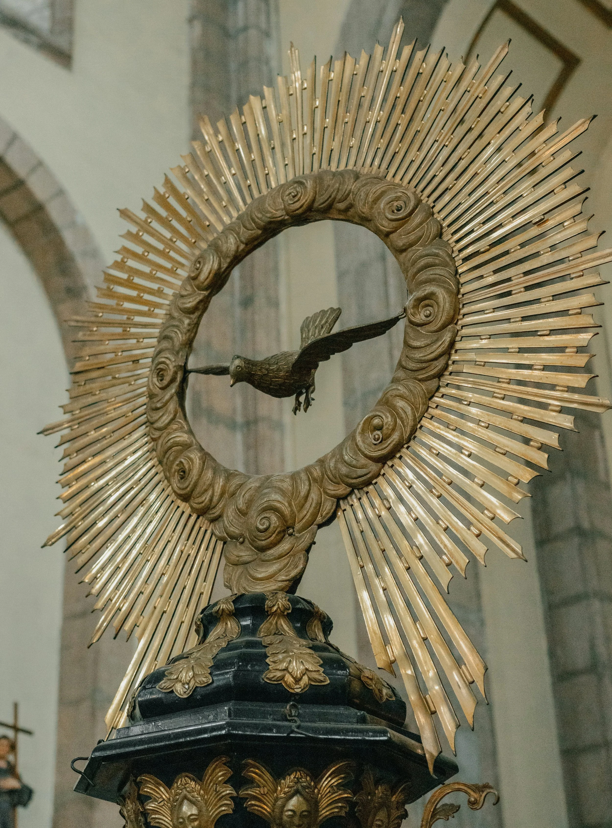 reloj dorado con un pájaro en el centro, en un edificio histórico