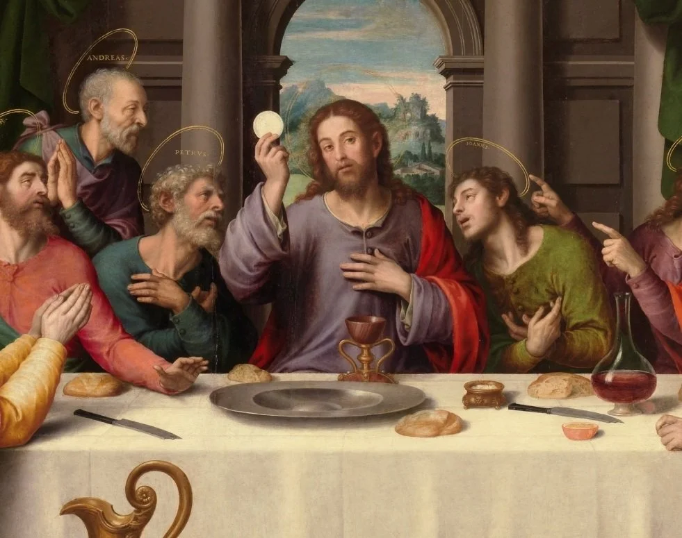 La obra de arte representa a Jesús en la Última Cena, sosteniendo una hostia y un cáliz, rodeado de discípulos, en un escenario arquitectónico con un fondo natural.