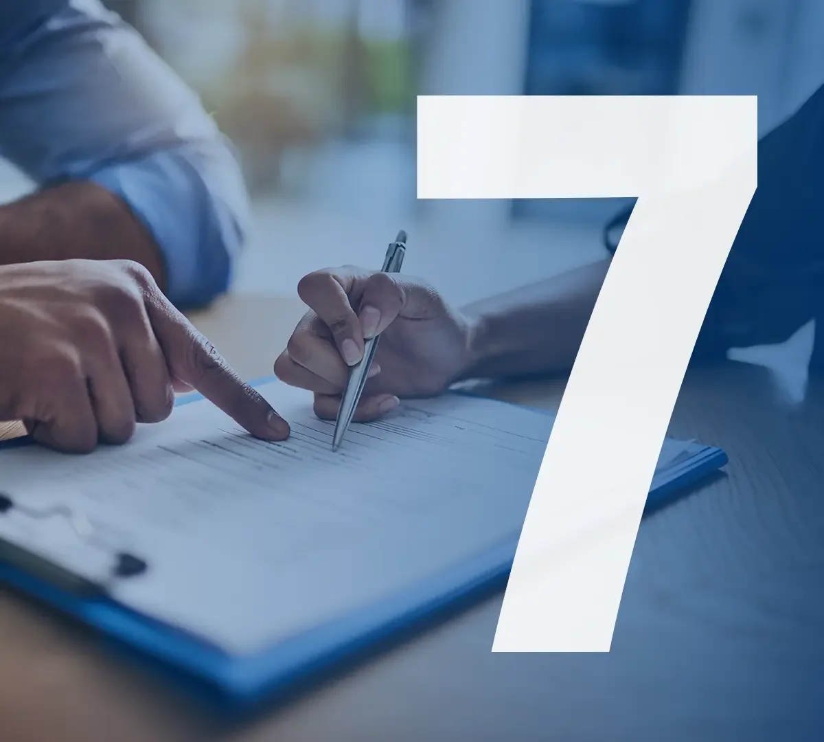 Zwei Personen bei einer Besprechung, die auf einem Dokument mit einem Stift zeichnen, mit einer großen weißen Zahl 7 im Vordergrund.