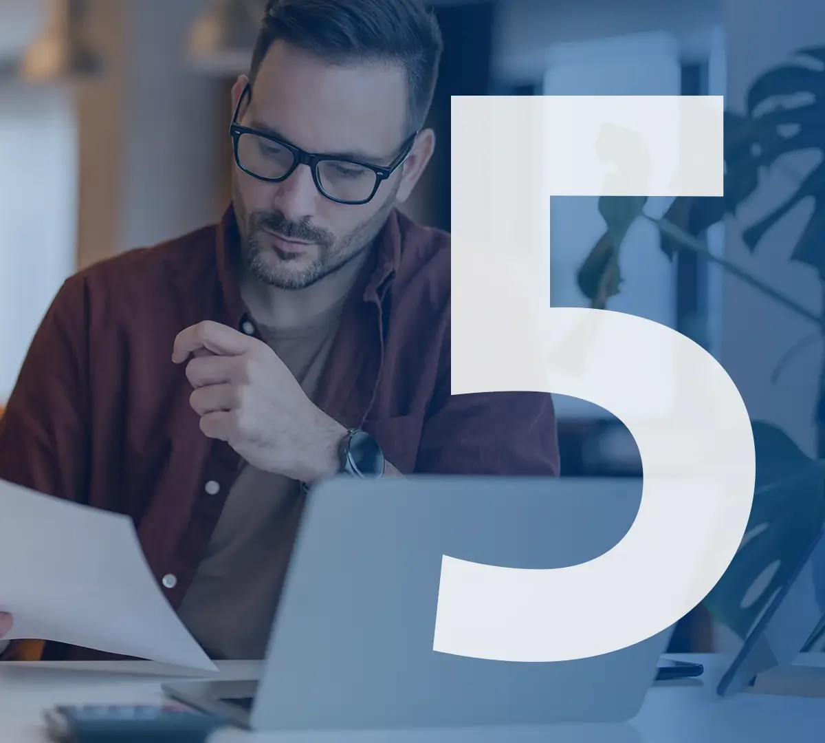 Ein Mann mit Brille arbeitet an einem Schreibtisch mit einem Laptop und einem Papier, während er nachdenklich wirkt. Eine große weiße Zahl 5 steht im Vordergrund.