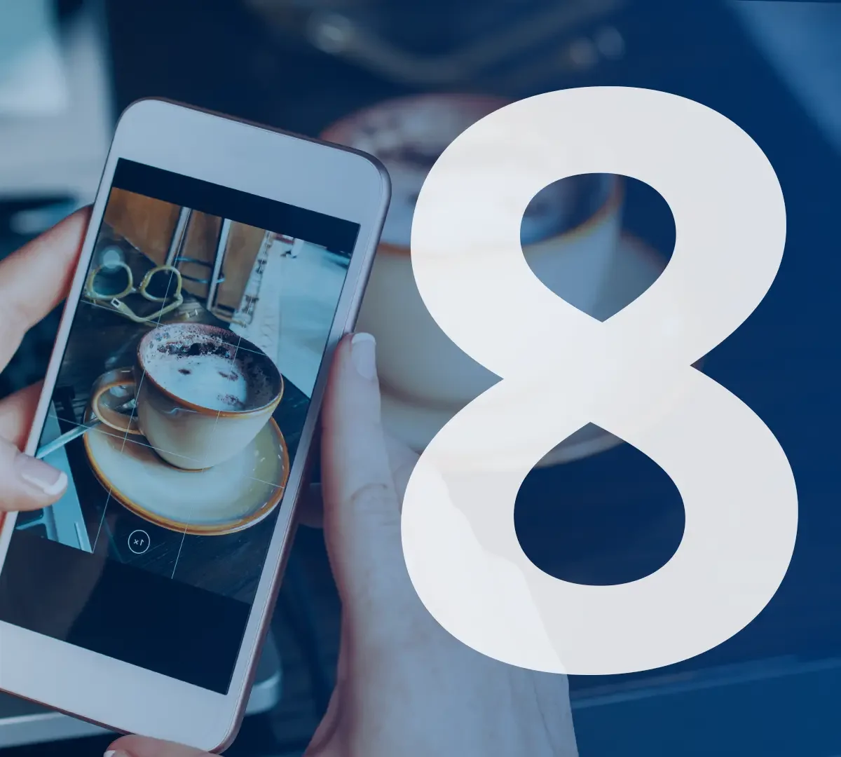Person fotografiert eine Tasse Kaffee auf einem Handy in einem Café. Im Vordergrund eine große weiße Zahl 8.