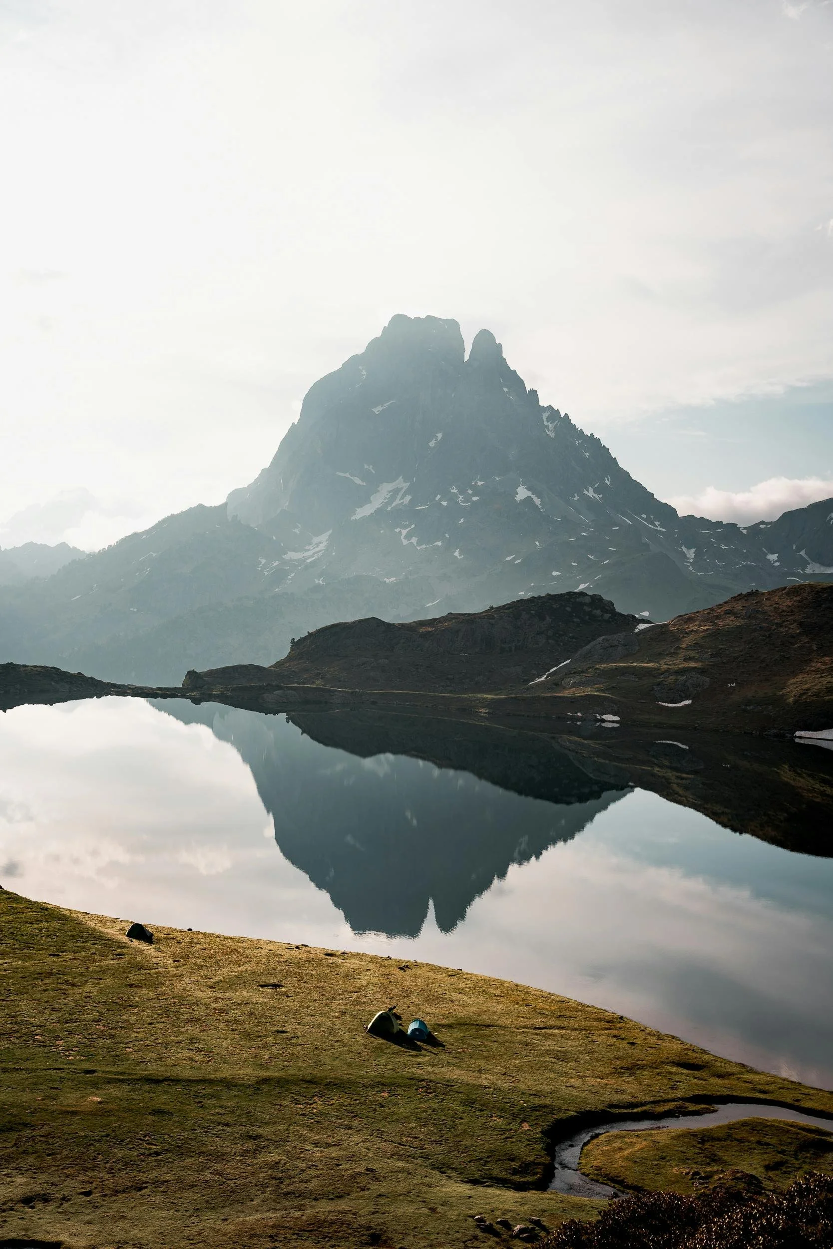 Montagne des Pyrénées. Pic d'Ossau. Séminaires, journées de cohésion, team-building, séjour de groupe dans les Pyrénées. Randonnées accessibles en groupe.