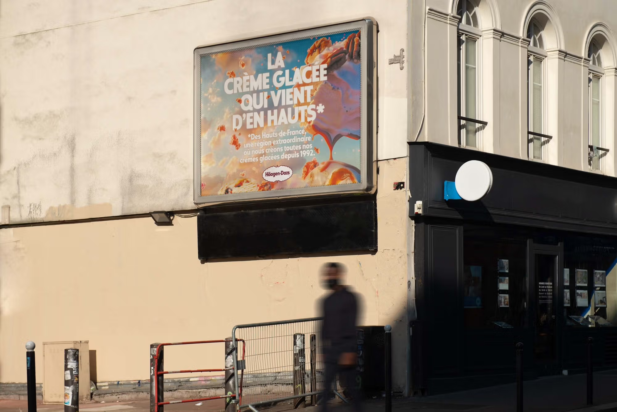 Affiche publicitaire Häagen-Dazs pour des crèmes glacées des Hauts-de-France, installée sur la façade d’un bâtiment.