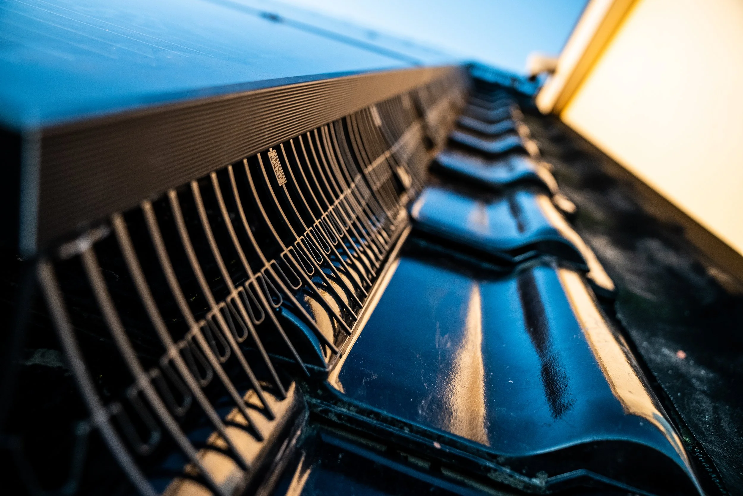 Close-up van vogelwering unit onder zonnenpaneel.