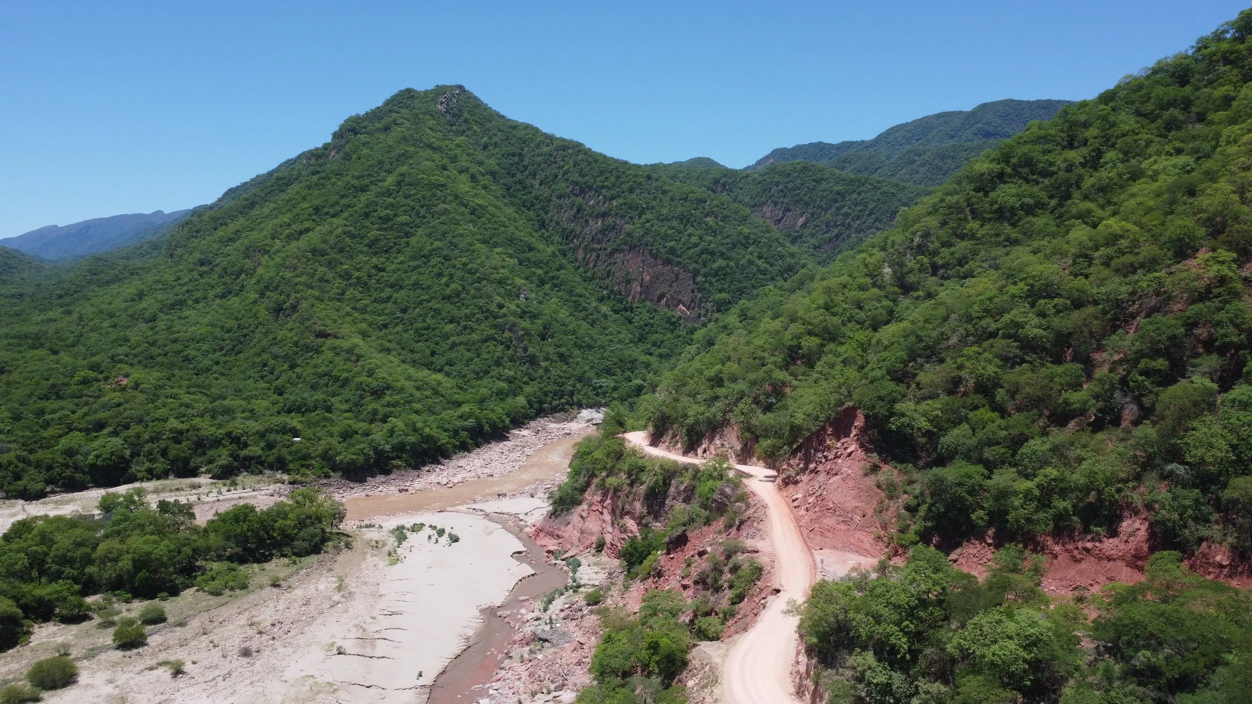 Vista aérea del río Pilcomayo y un puente colgante en el área del Aguaragüe, Bolivia.