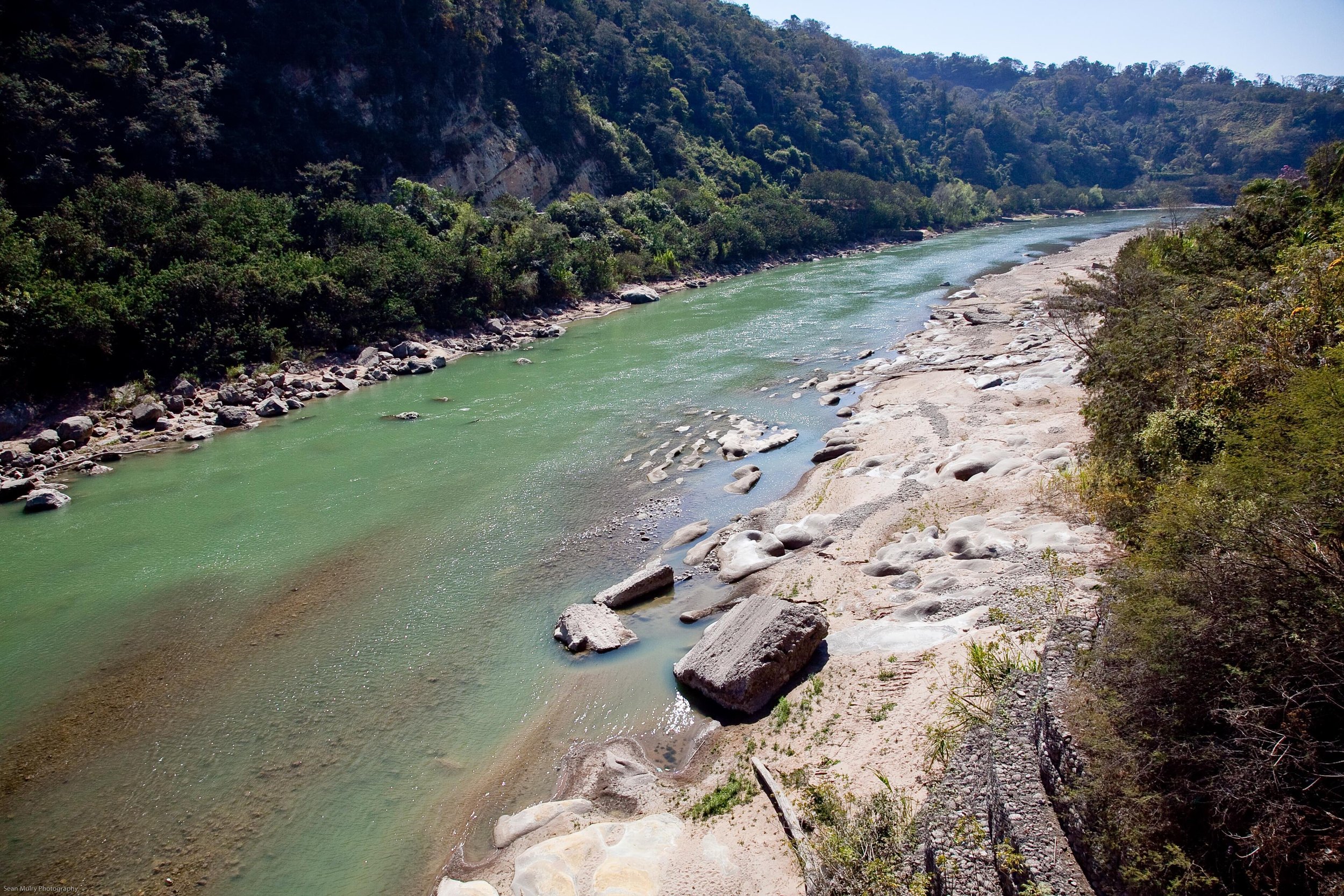 El río Bermejo corre entre cerros boscosos en la frontera de Bolivia y Argentina.