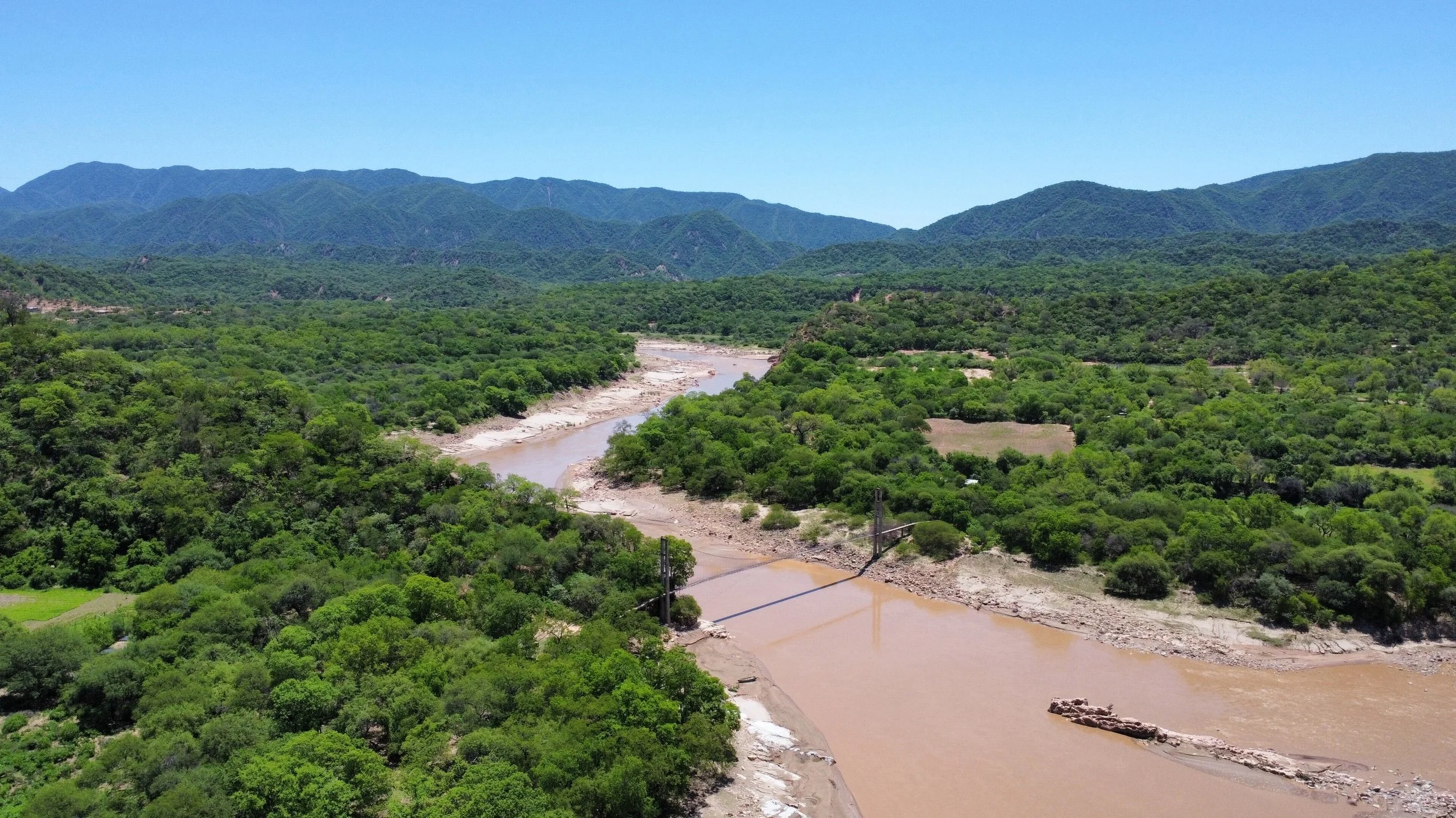 Vista aérea del río Pilcomayo y un puente colgante en el área del Aguaragüe, Bolivia.