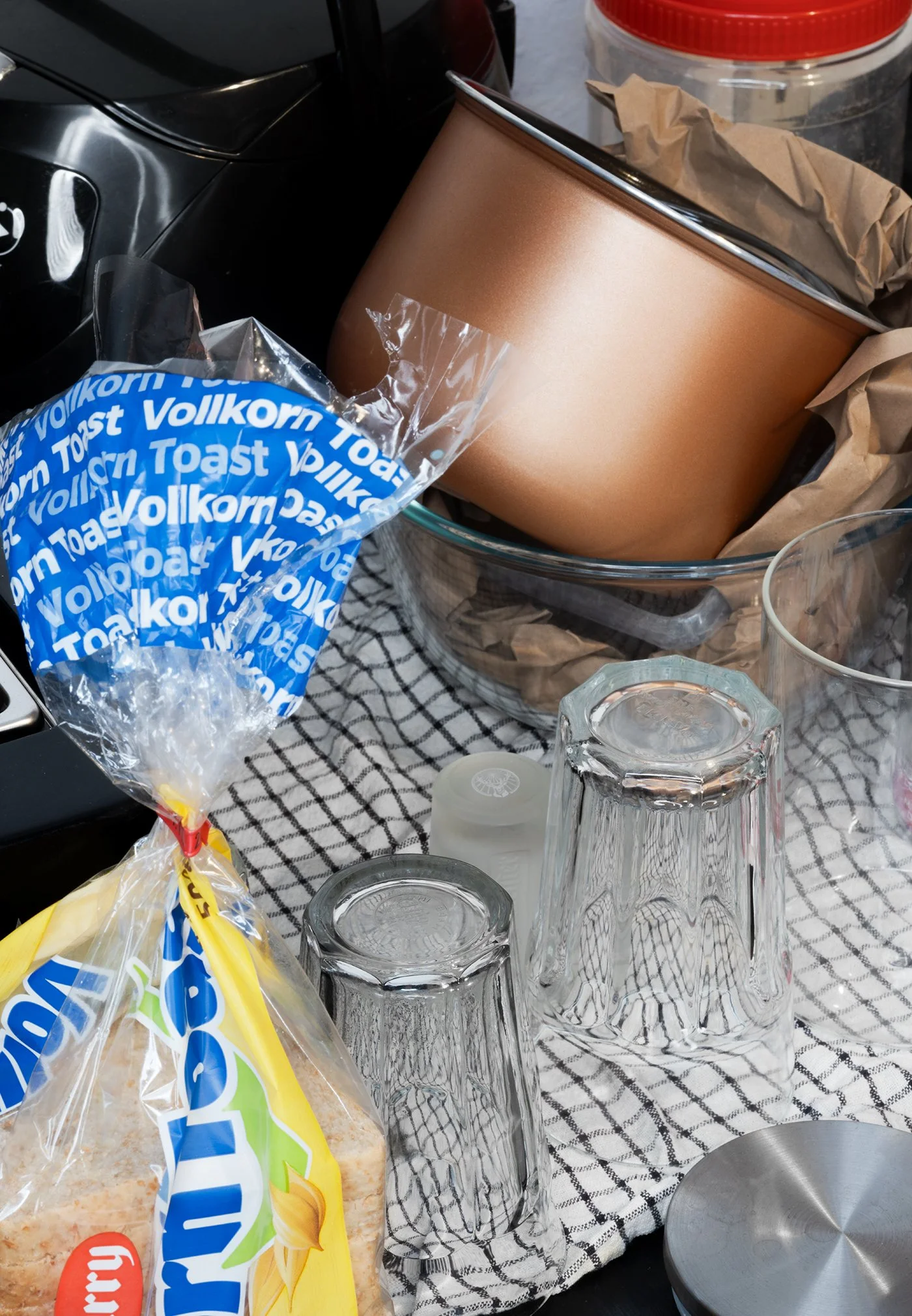 Chaeg Kim GAIA Küchenchaos Gläser Toast und Töpfe