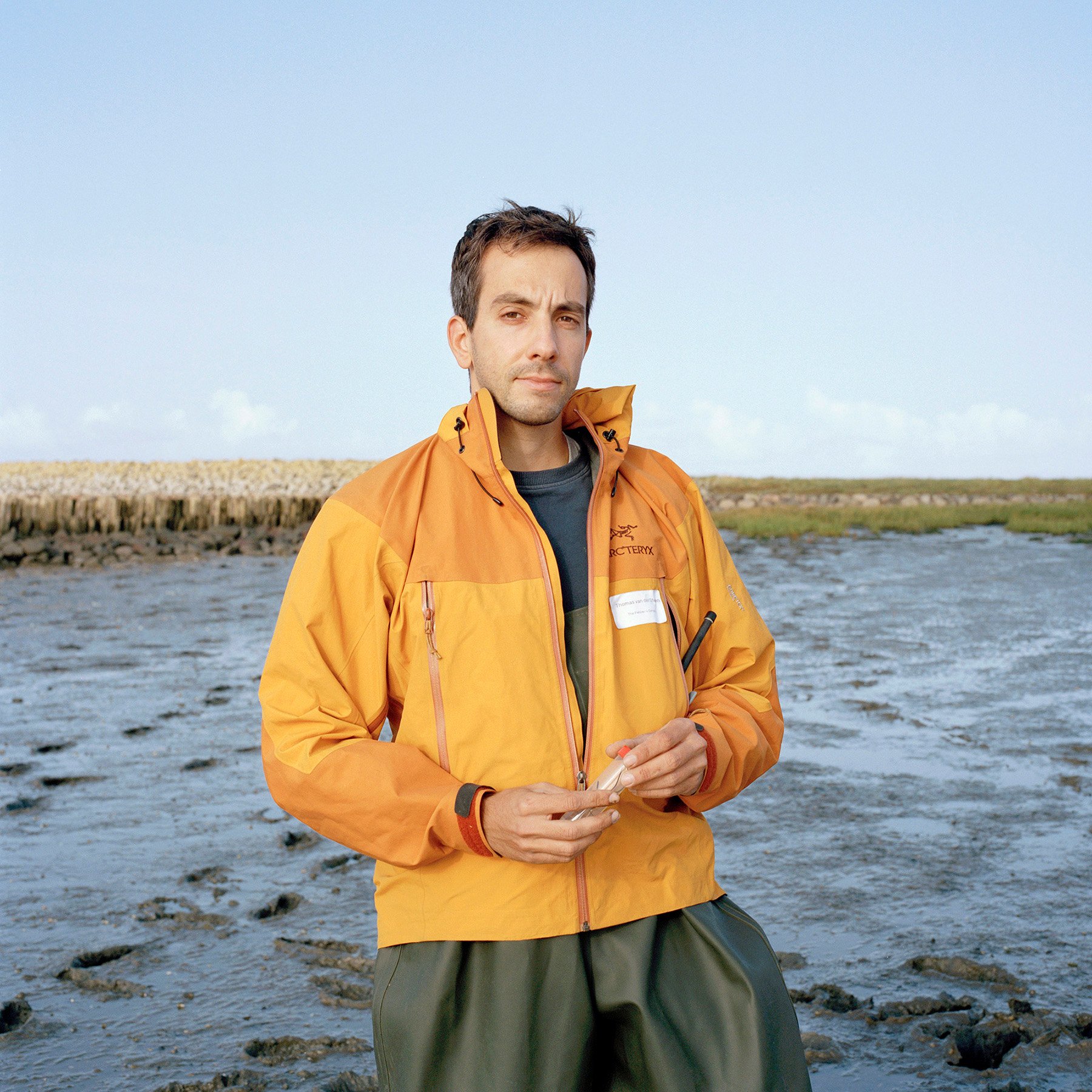 Leon Düllberg Im Watt Porträt Mann in gelber Jacke Forscher Landschaft Schlamm
