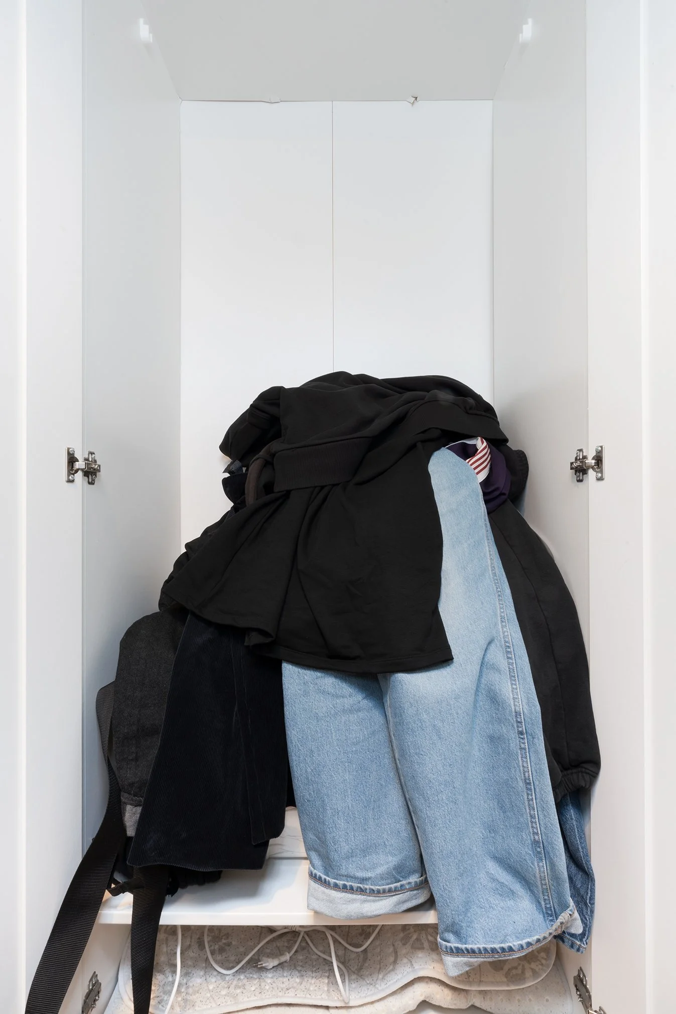 Chaeg Kim aus der Serie GAIA Wäschehaufen mit Jeans