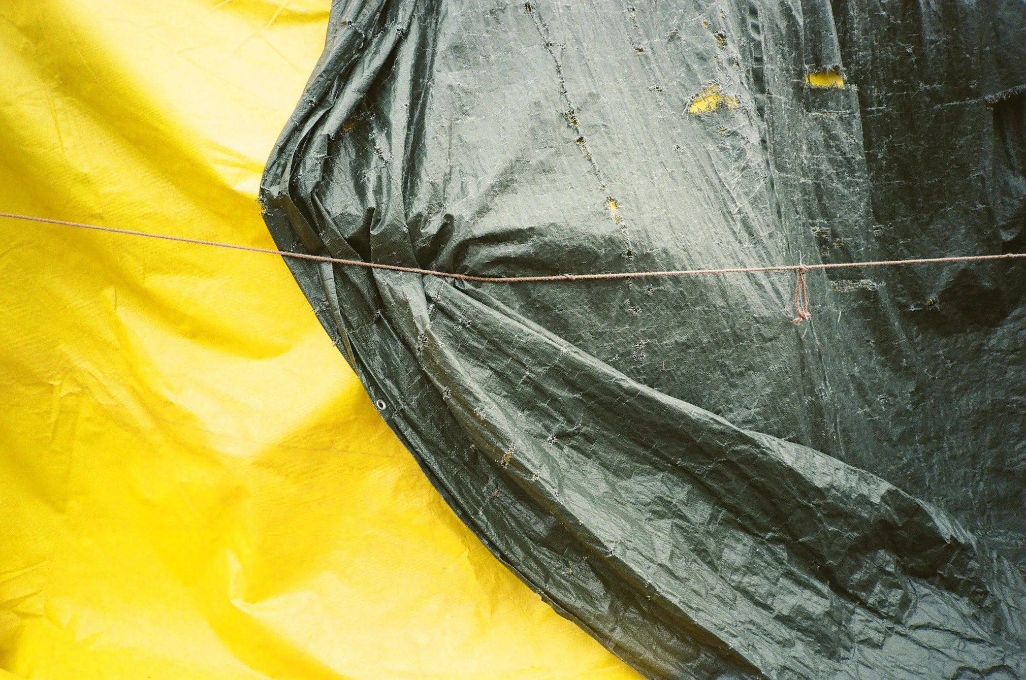 Jan Steuer Neues Sehen Planen gelb und grün mit Seil