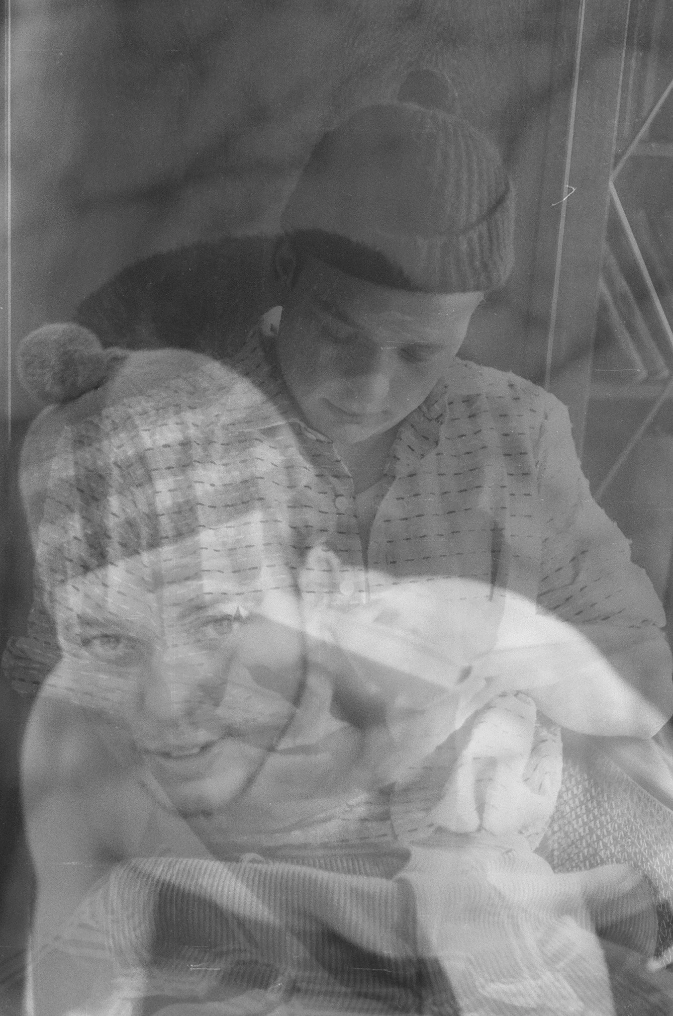 Isabelle von der Born Werner aus der Serie Klara - Werner - Gisela überlappte Fotos Familie Geschichte aus Negativen