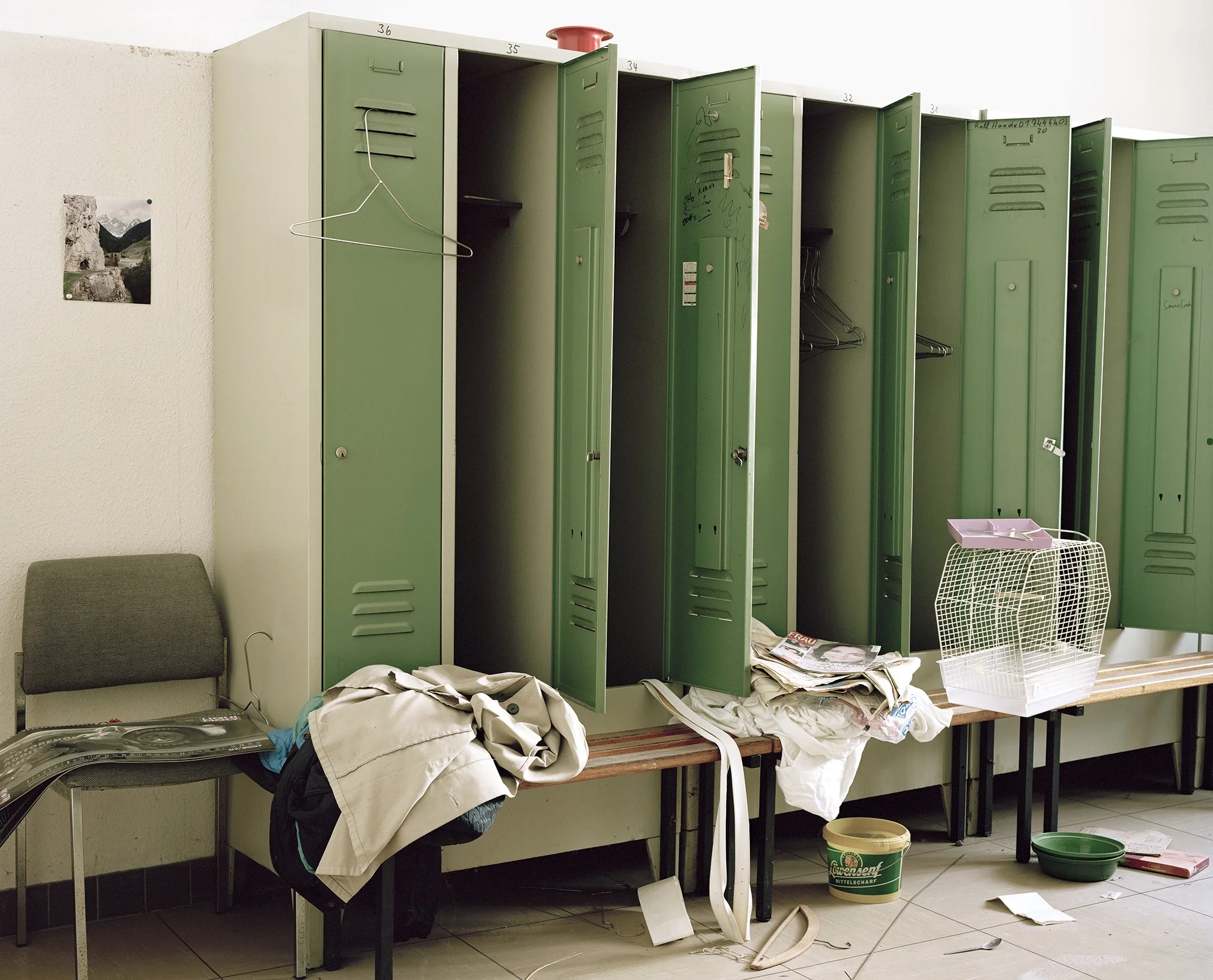 Ilkin Guliyev changing room grüne Spinde mit Bänken unaufgeräumt