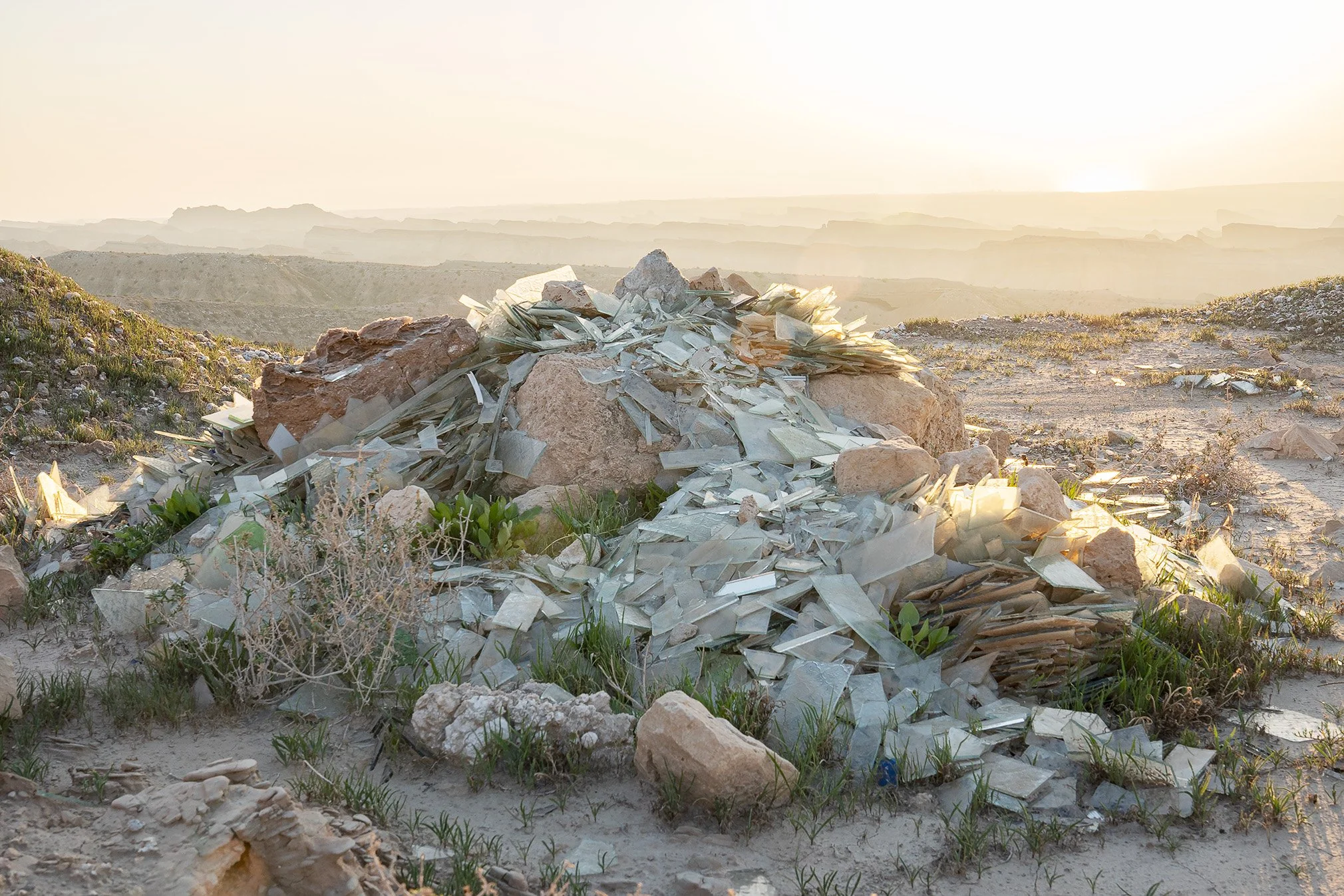 Farnaz Shahryari untitled im Iran Glashaufen im Sonnenuntergang Gras