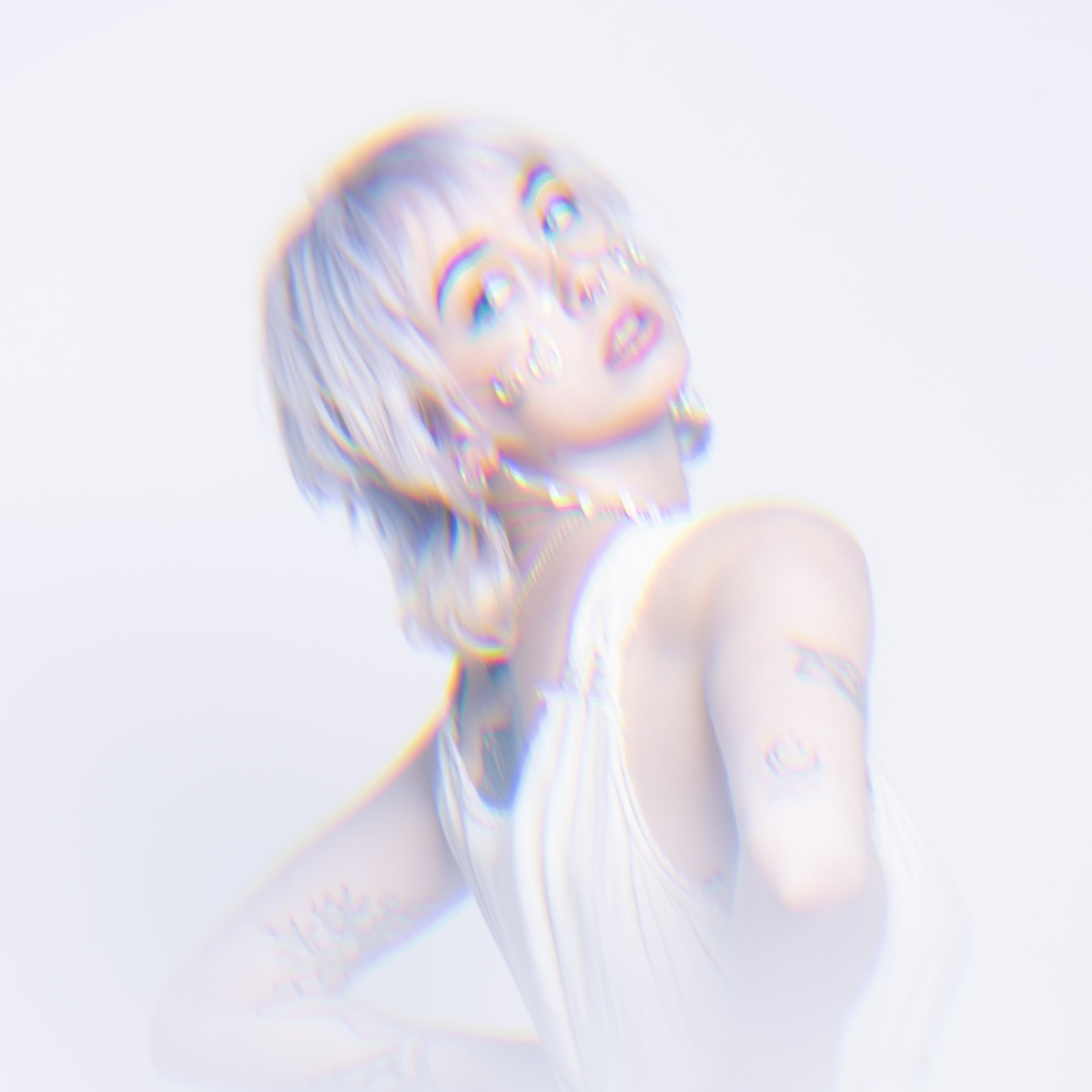 Een vrouw met een korte blond bob haar, dragend een witte top, poseert tegen een witte achtergrond. Ze heeft tattoos op haar armen en schouders, en haar gezicht en haar bob worden door een glitch-effect vervormd.