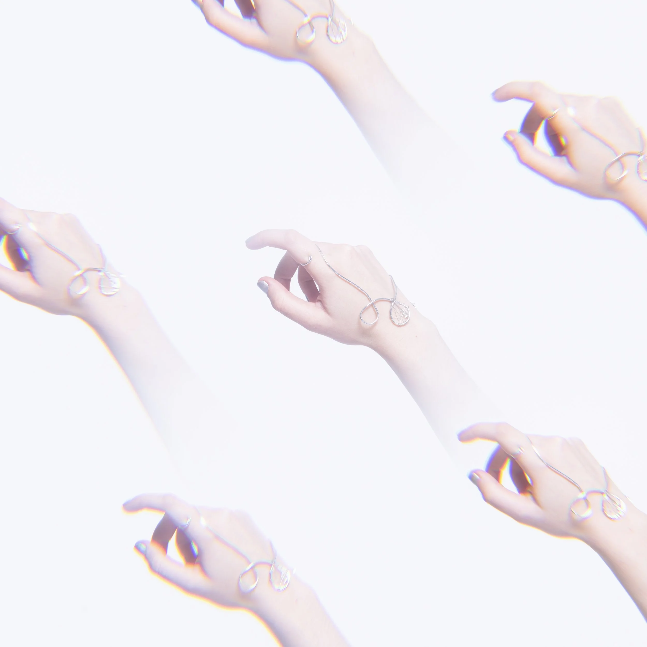 Meerdere handen met sieraden, waaronder ringen en armbanden, zwevend tegen een witte achtergrond.