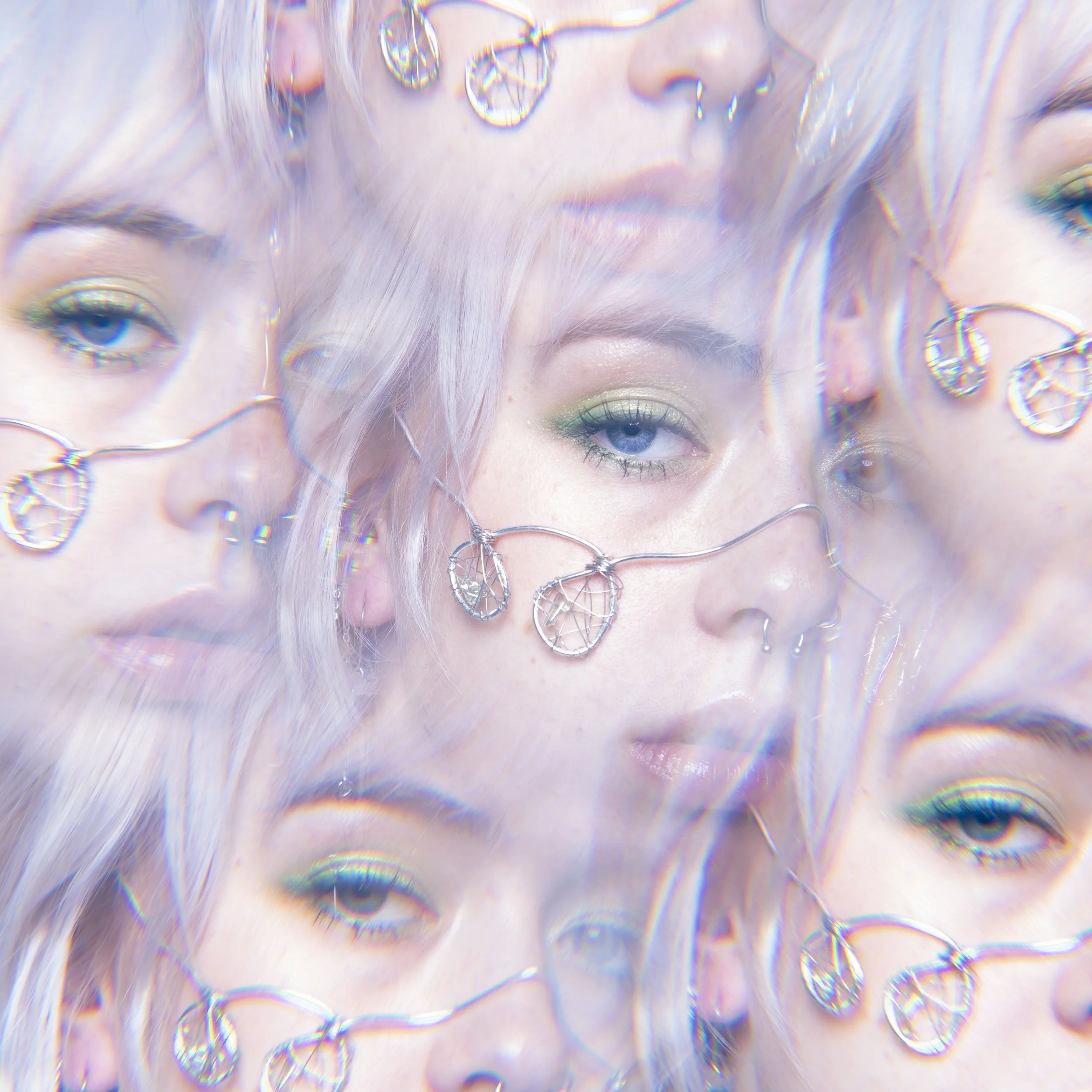 Meisje met lichte haar, blauwe ogen en groene oogschaduw, draag sieraden met draden en kristallen, met een kleurrijke en psychedelische stijl.