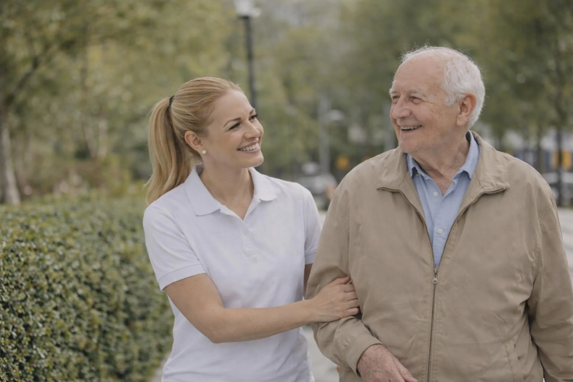 Trygg ledsagelse og støtte under gåtur utendørs