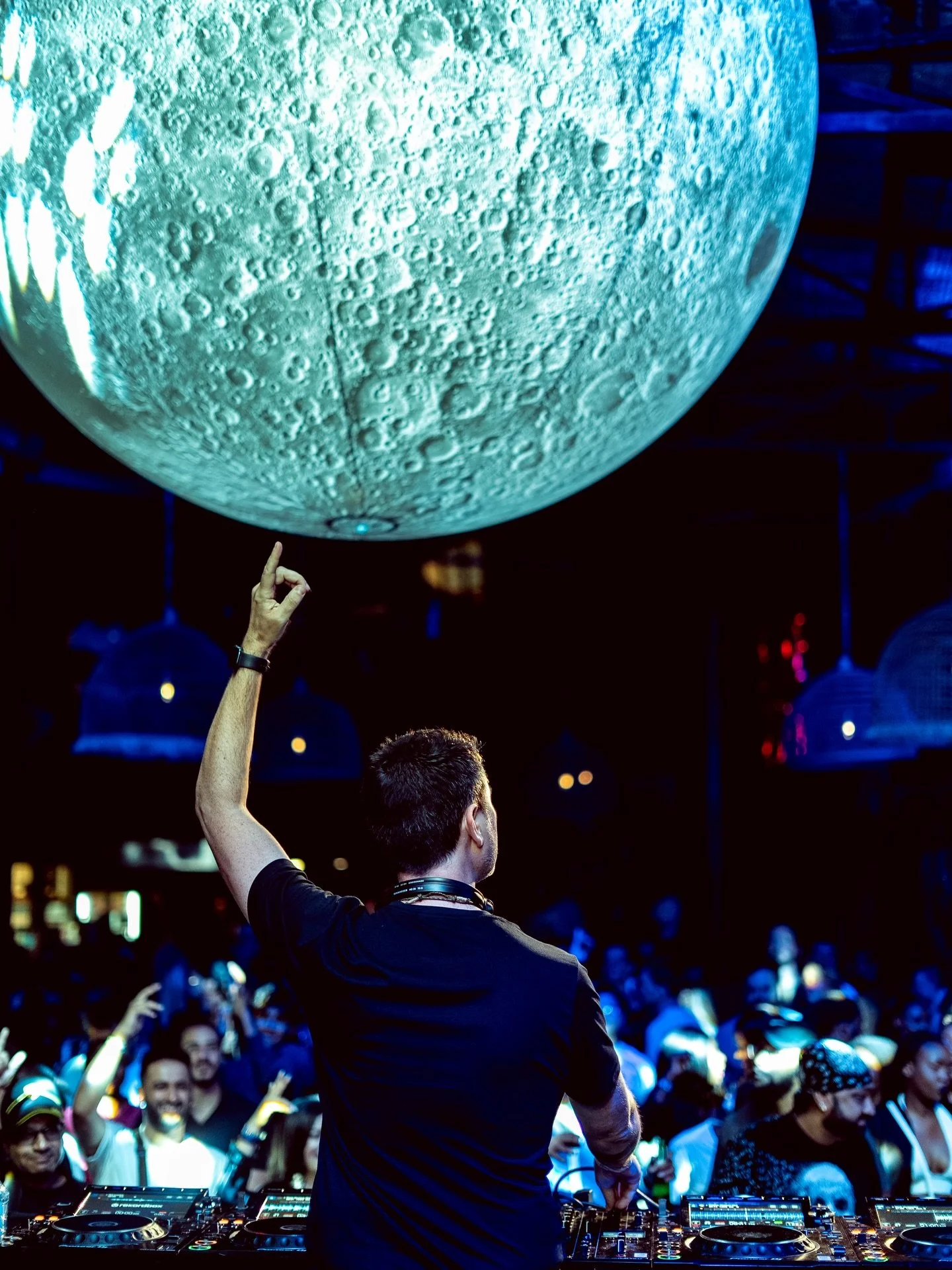 Some tracks are born in silence.
Others are born in moments like this.

One week to go. 🌑

#afrohousemusic
#organichouse
#afrohousecommunity
#newmusicrelease
#mosrecords