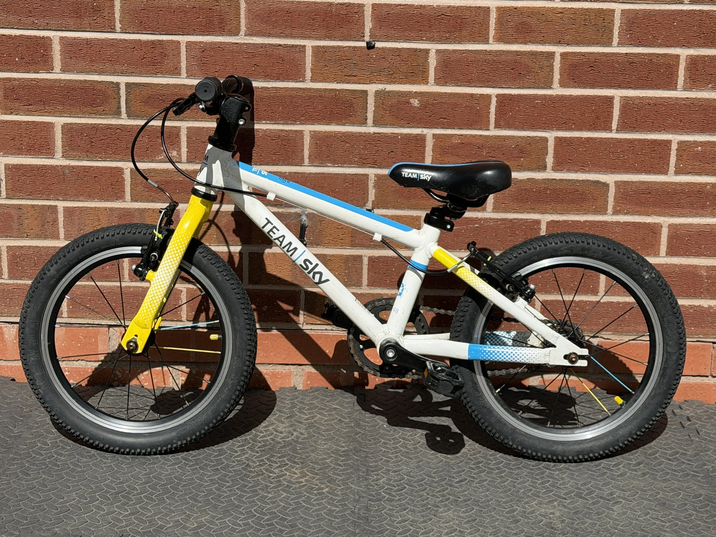 Pre-Loved Frog 48 First Pedal Bike – 16” (White Team Sky)