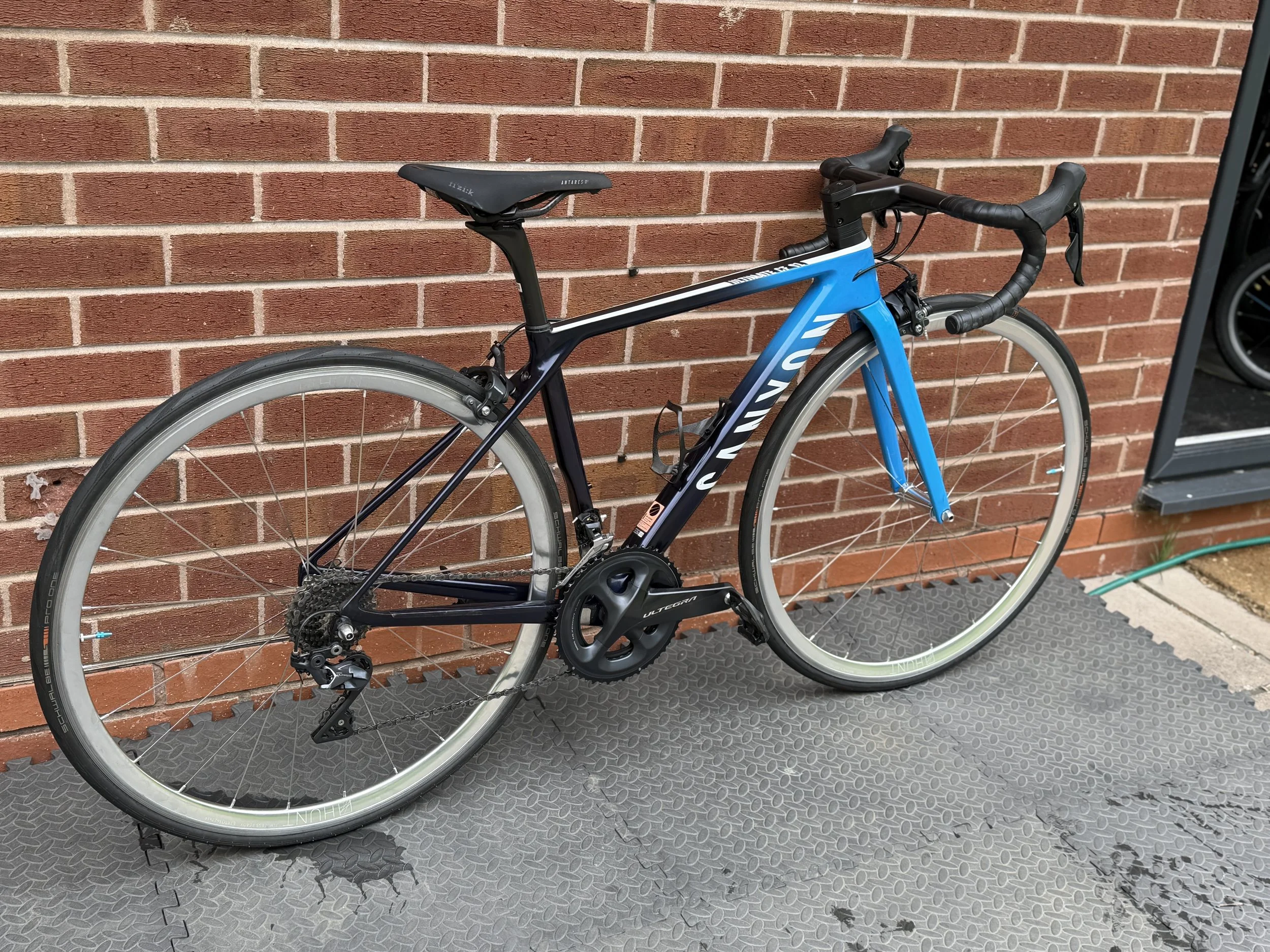 Canyon Carbon Road Bike 13.jpg