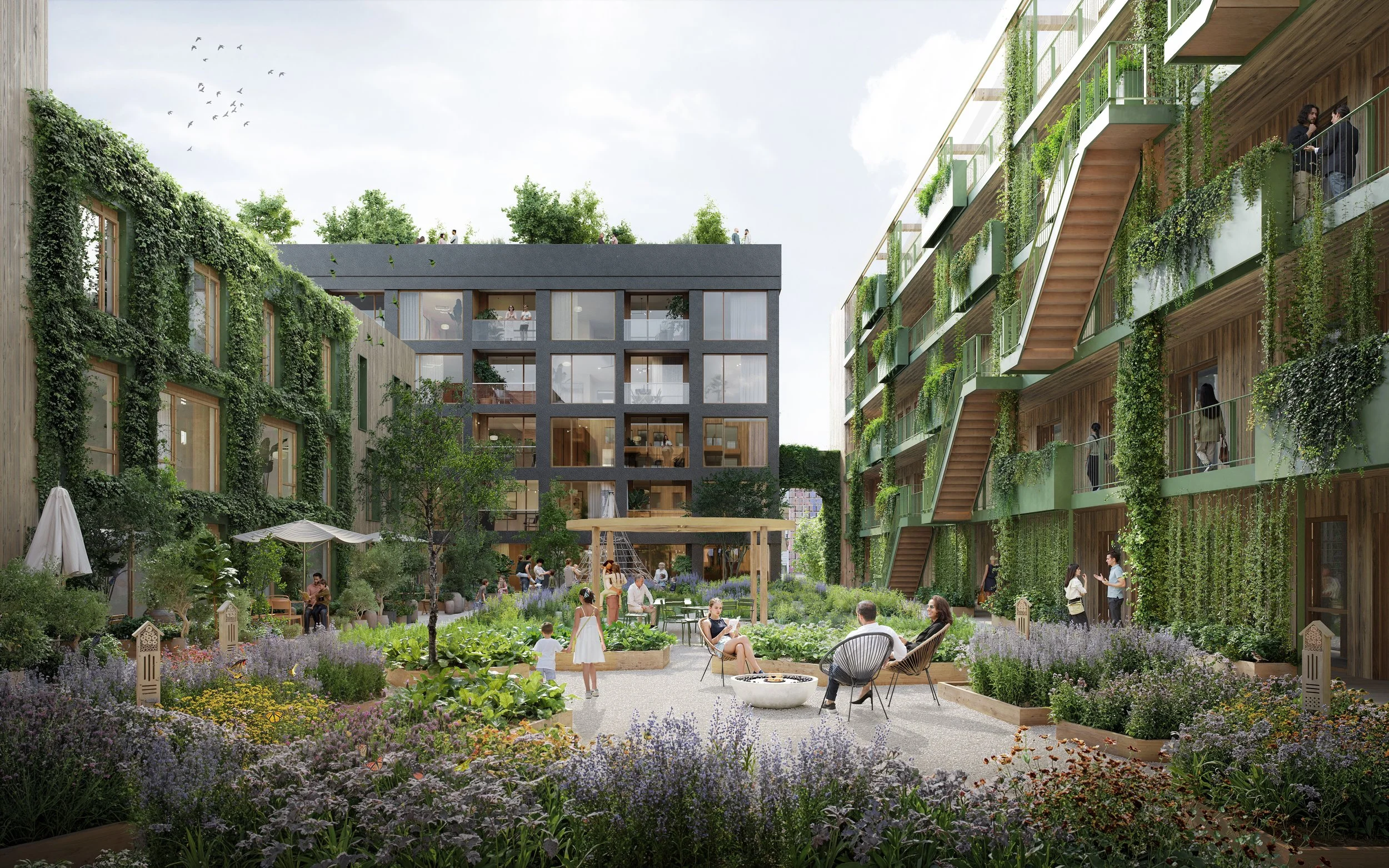 Een groene binnenplaats met mensen die genieten, tuinbedden met bloemen en struiken, omringd door moderne appartementsgebouwen met veel planten op de gevels.