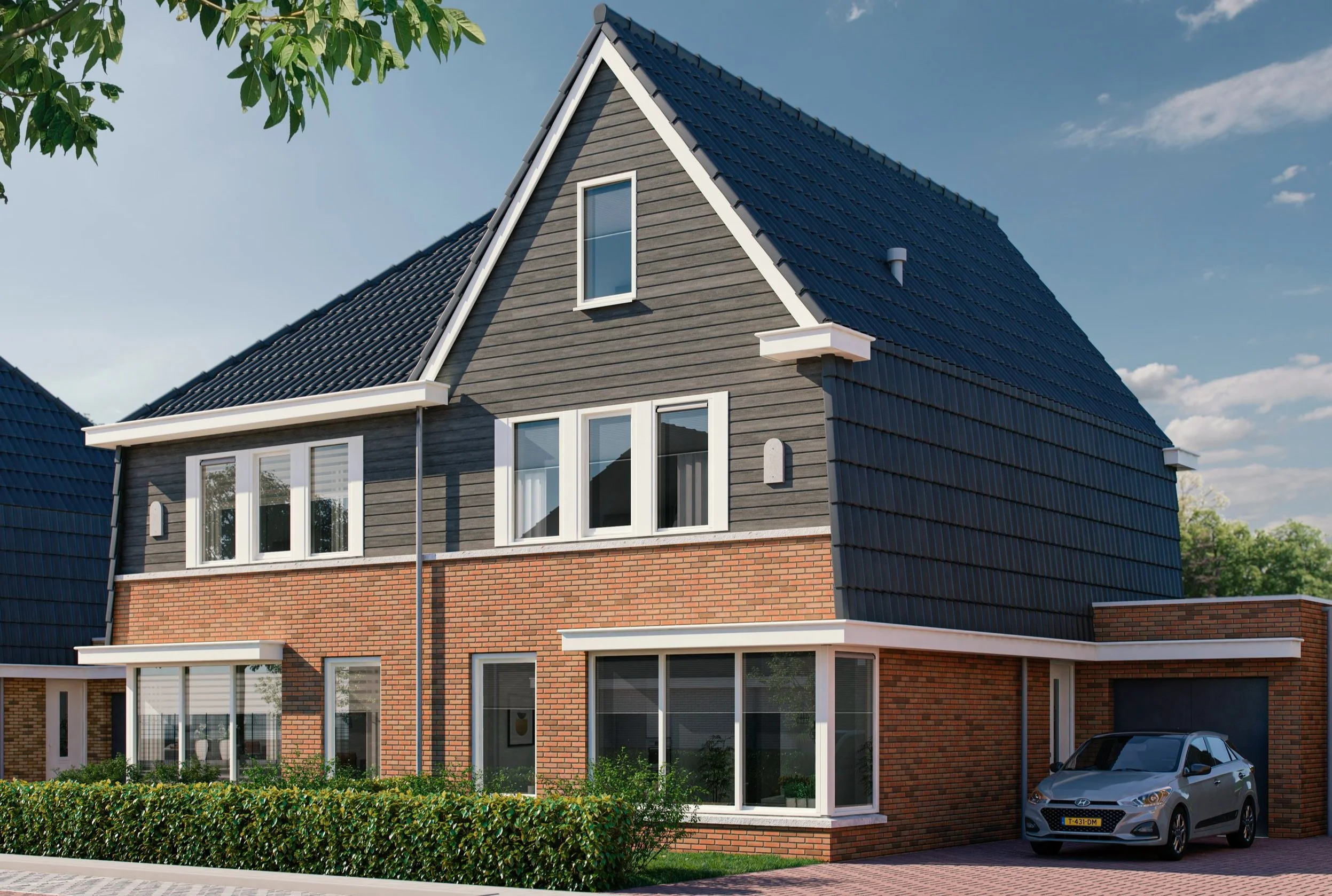 Een moderne, drie verdiepingen tellende woning met een bovenverdieping afgewerkt in donker grijze gevelbekleding en een onderste verdieping in rode bakstenen. Er is een garage met een auto geparkeerd, een voortuin met een lage heg en grote ramen. De woning staat onder een blauwe hemel met wat wolken.