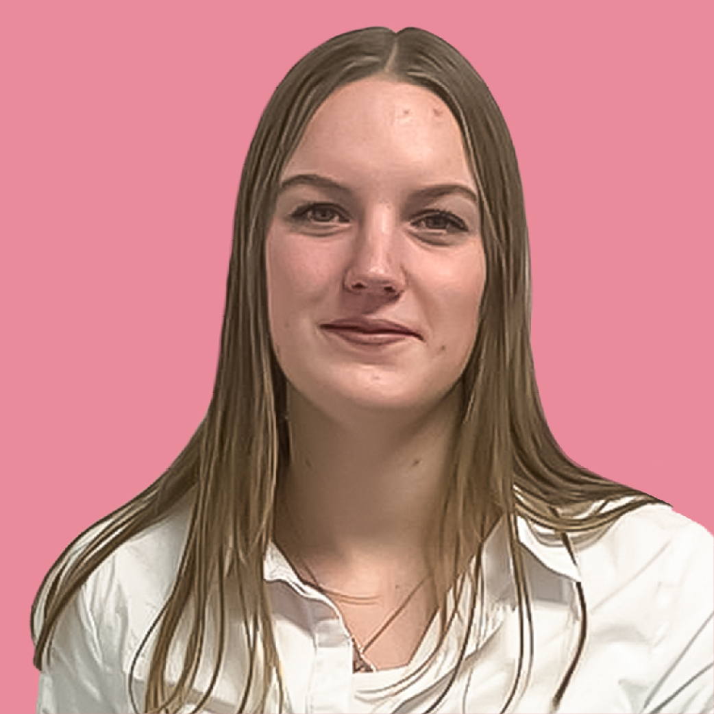 Portret van een jonge vrouw met lang, lichtbruin haar en een witte blouse, tegen een roze achtergrond.