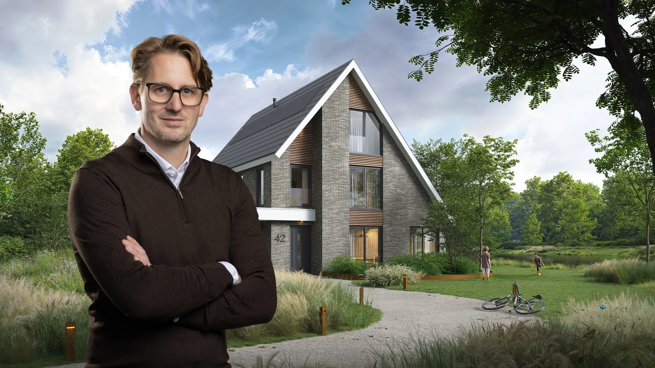 Mannelijke vastgoedmakelaar voor een modern huis in een groene omgeving.