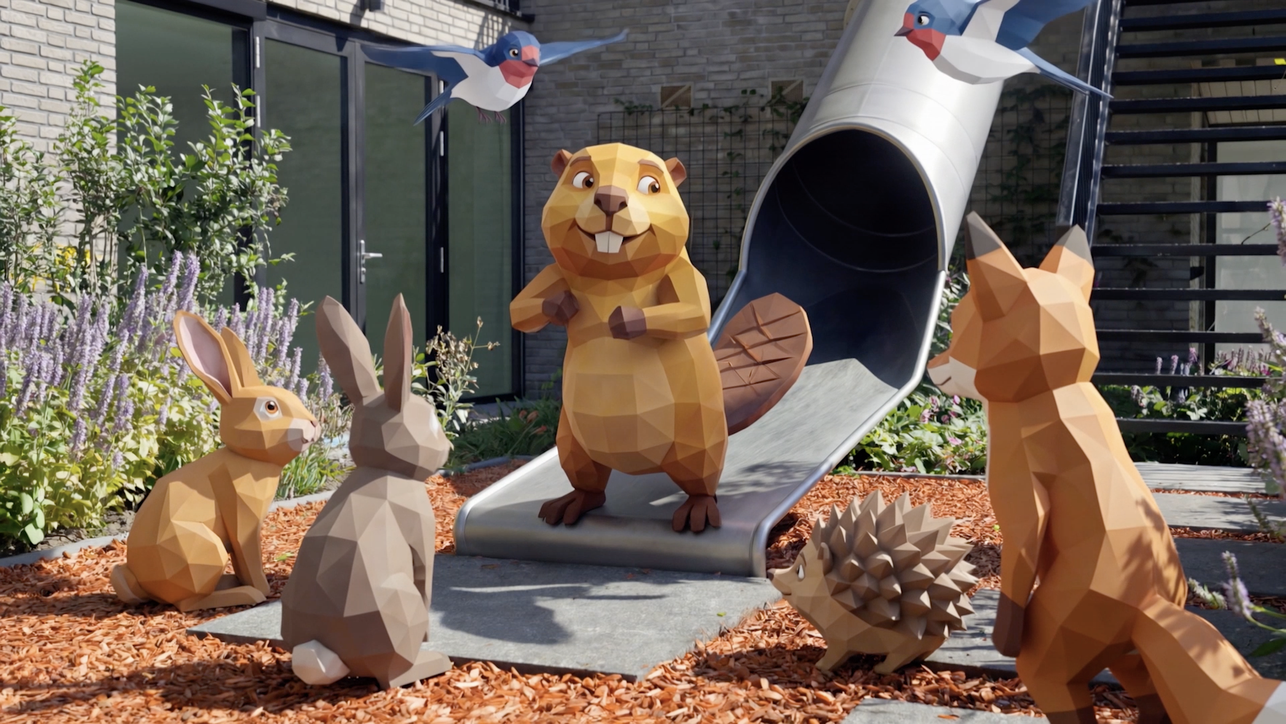 Kunstmatige dieren in tuin: eekhoorn op glijbaan, konijn, egel, vos, mus op schommel, en beer op glijbaan.