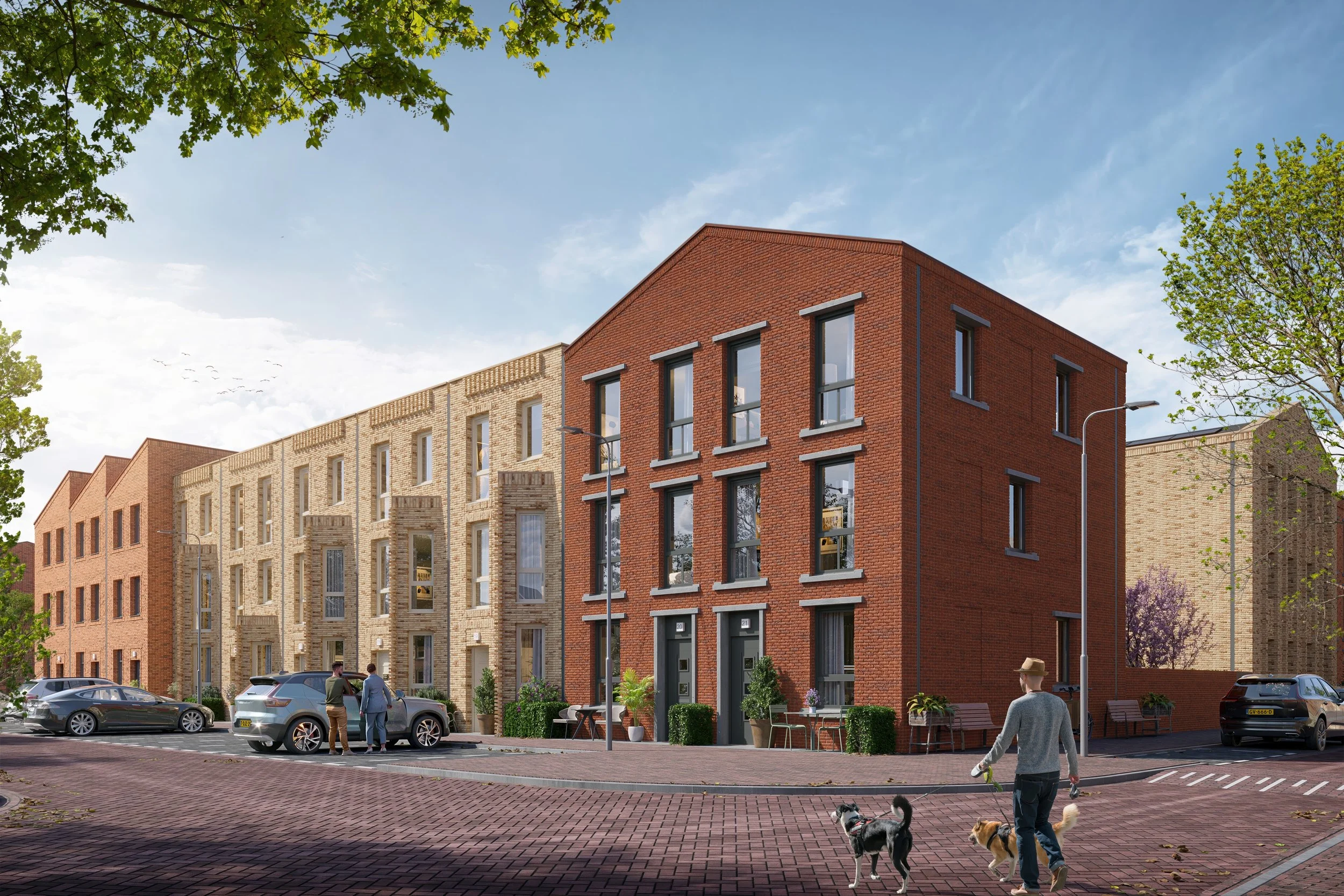 Een straat met moderne rijtjeshuizen van baksteen, met mensen die wandelen en auto's geparkeerd. Er is een man met twee honden in de voorgrond en de omgeving heeft groene bomen en een blauwe lucht.