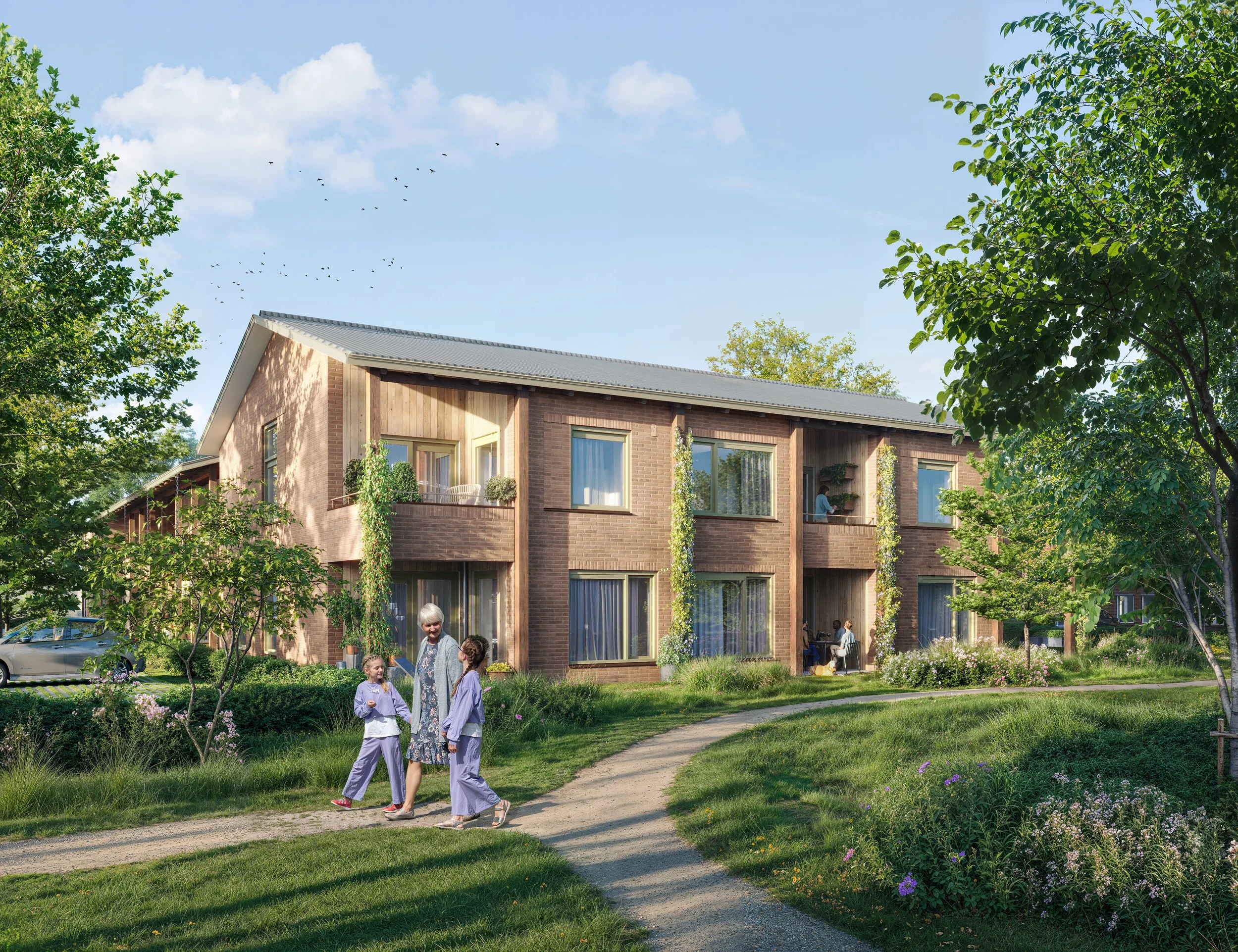 Een modern, twee verdiepingen tellend appartementengebouw met een tuin en een pad voor wandelaars, mensen praten buiten en vliegen zwermen vogels in de lucht, omgeven door groene bomen en planten.