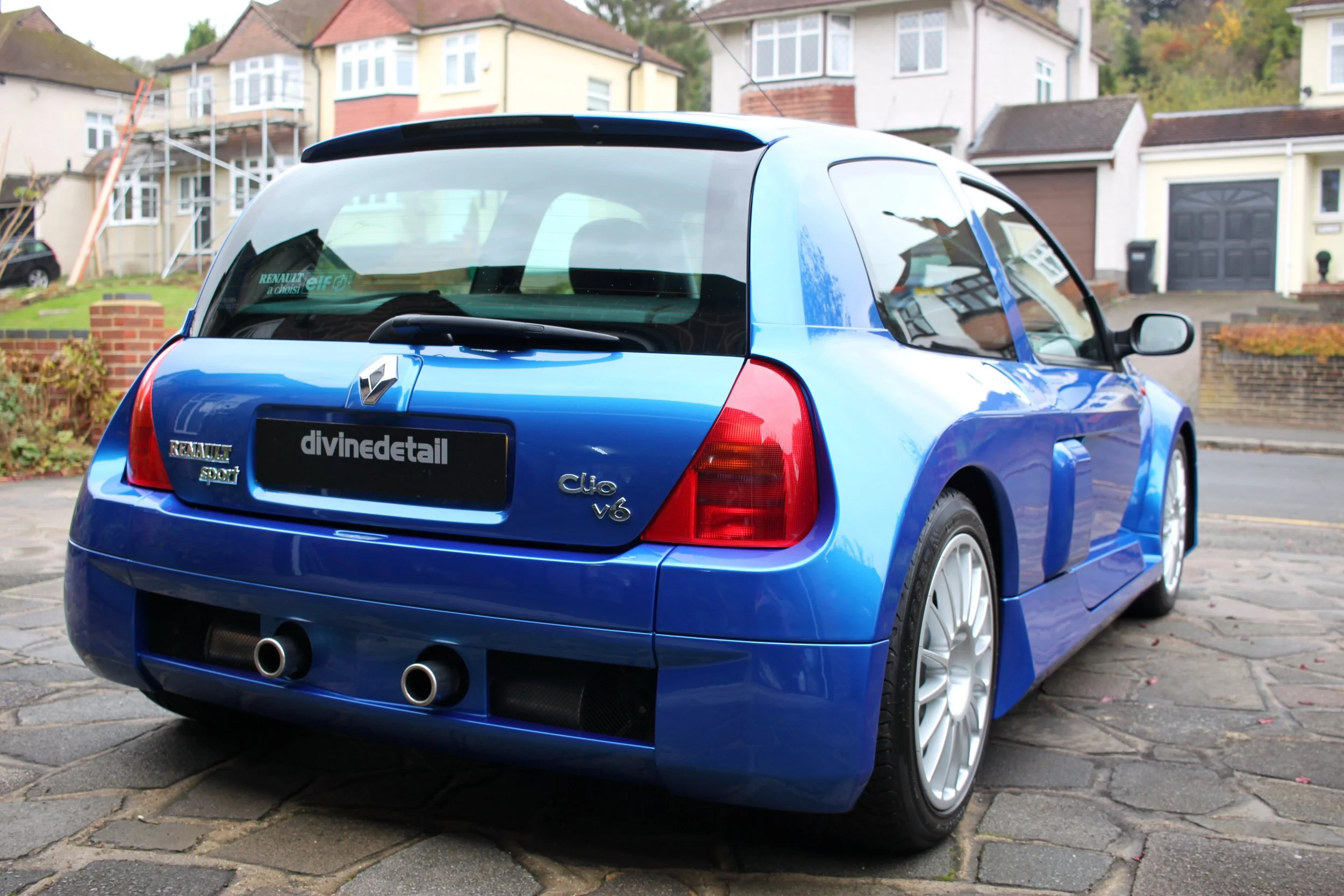 Renault Clio V6 detailed