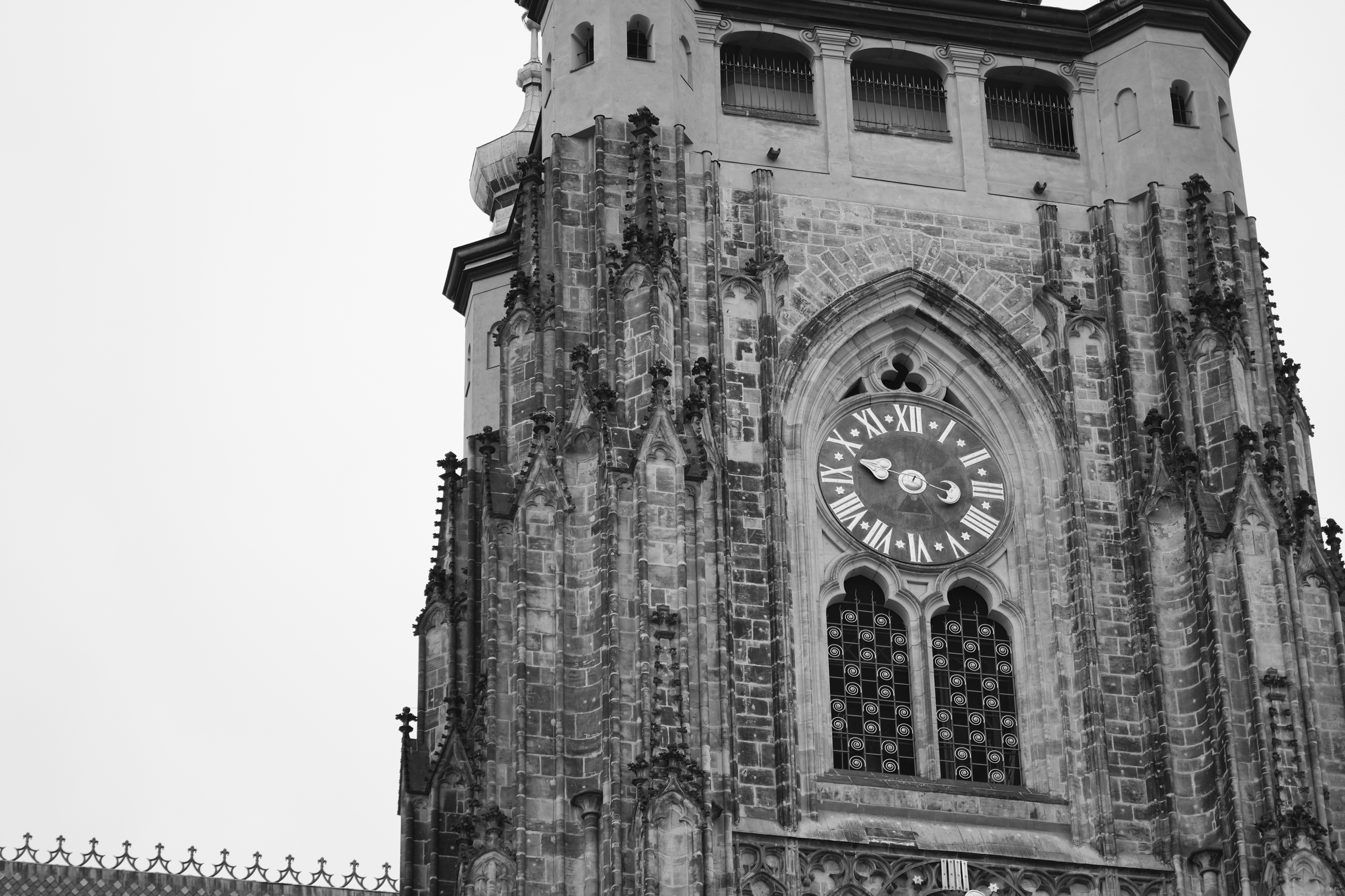 時計台の写真。時計の針が時間を指し、ゴシック様式の建築物であることがわかる。