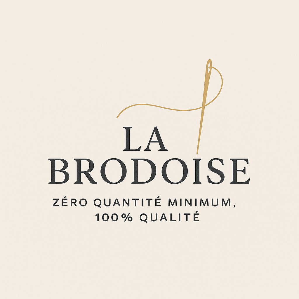 Logo de La Brodeuse avec un aiguille dorée et le texte "Zéro quantité minimum, 100% qualité".