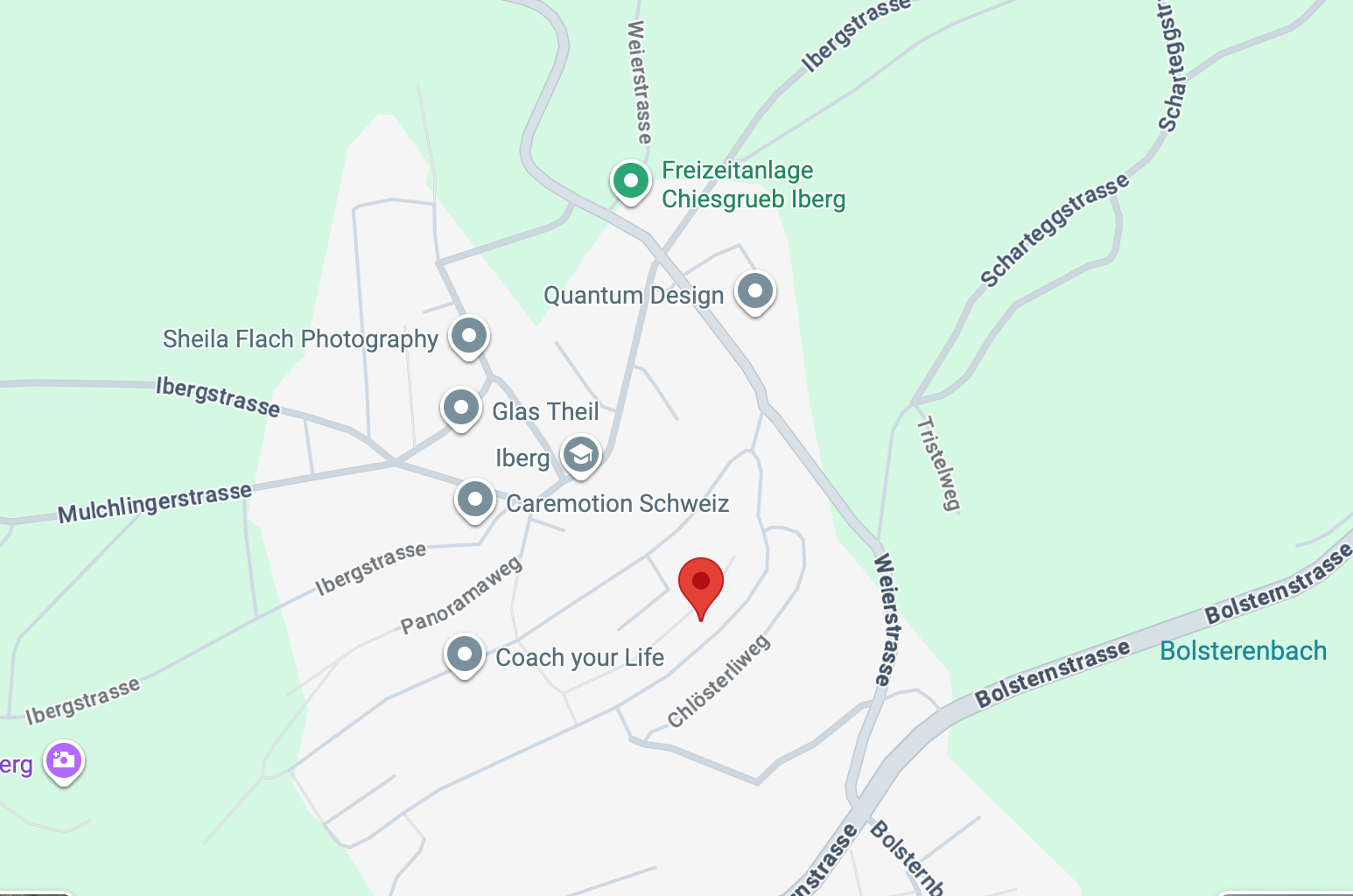 Karte des Freizeitgeländes Chiesgrueb Iberg mit verschiedenen Punkten für Aktivitäten und Einrichtungen, darunter Sheila Flach Photography, Quantum Design, Glas Theil, Iberg, Caremotion Schweiz, Coach your Life und anderen, umgeben von Straßen wie Ibergstrasse, Mulchingerstrasse, Bolsternstrasse und Weierstrasse.