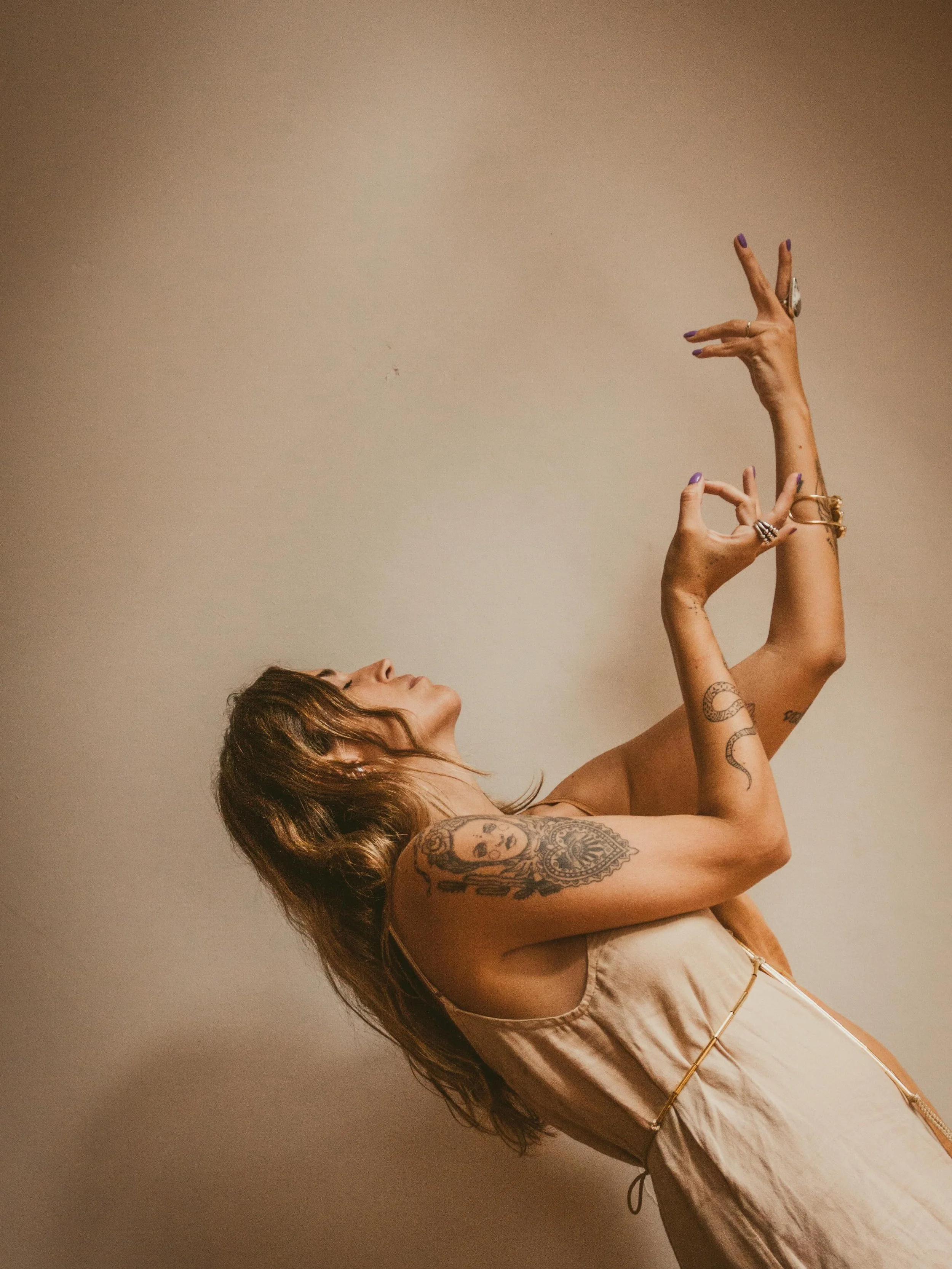 I didn&rsquo;t always know this would be my path.
But life kept gently guiding me here 🌀

Energy transmission first entered my life as healing&hellip; and later became a calling.

Today, I offer this work with love, presence, and deep respect for ea
