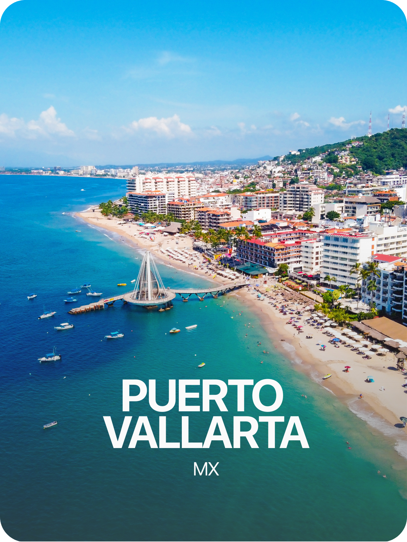 Vista aérea de la playa y el centro urbano de Puerto Vallarta, con edificios, barcos en el mar y una estructura moderna en el muelle.