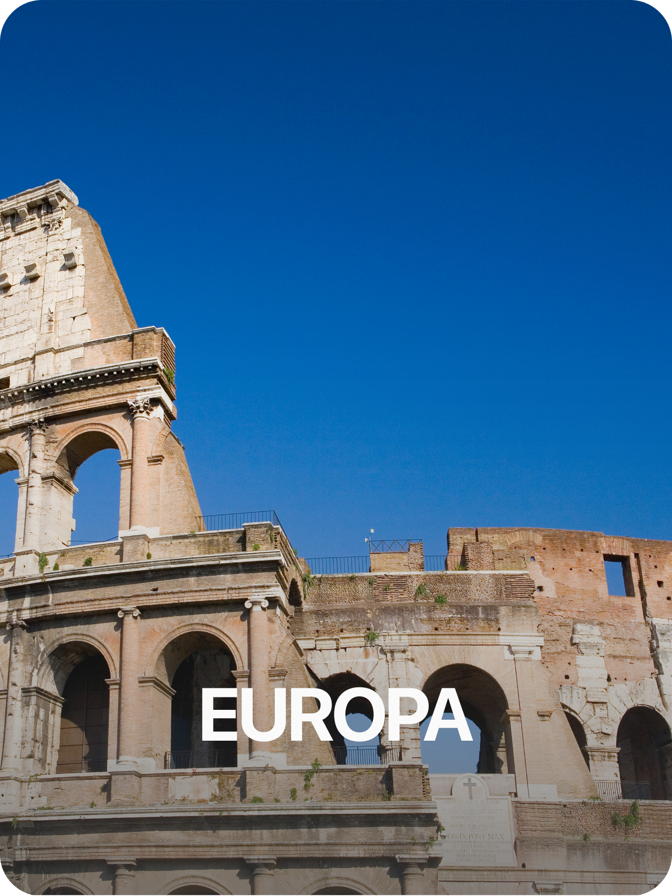 Vista del Coliseo en Roma, Italia, con cielo azul de fondo.