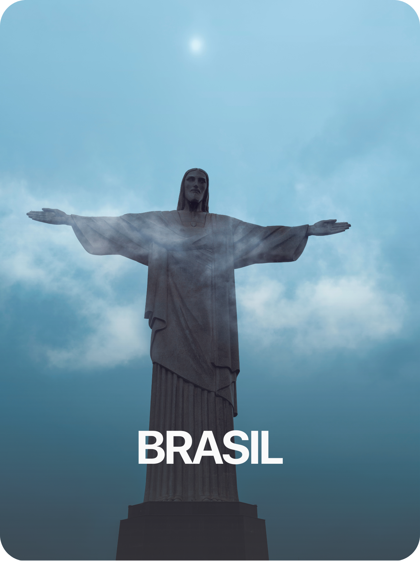 Estatua del Cristo Redentor en Río de Janeiro, Brasil, con cielo nublado y la palabra "BRASIL" en la parte inferior.