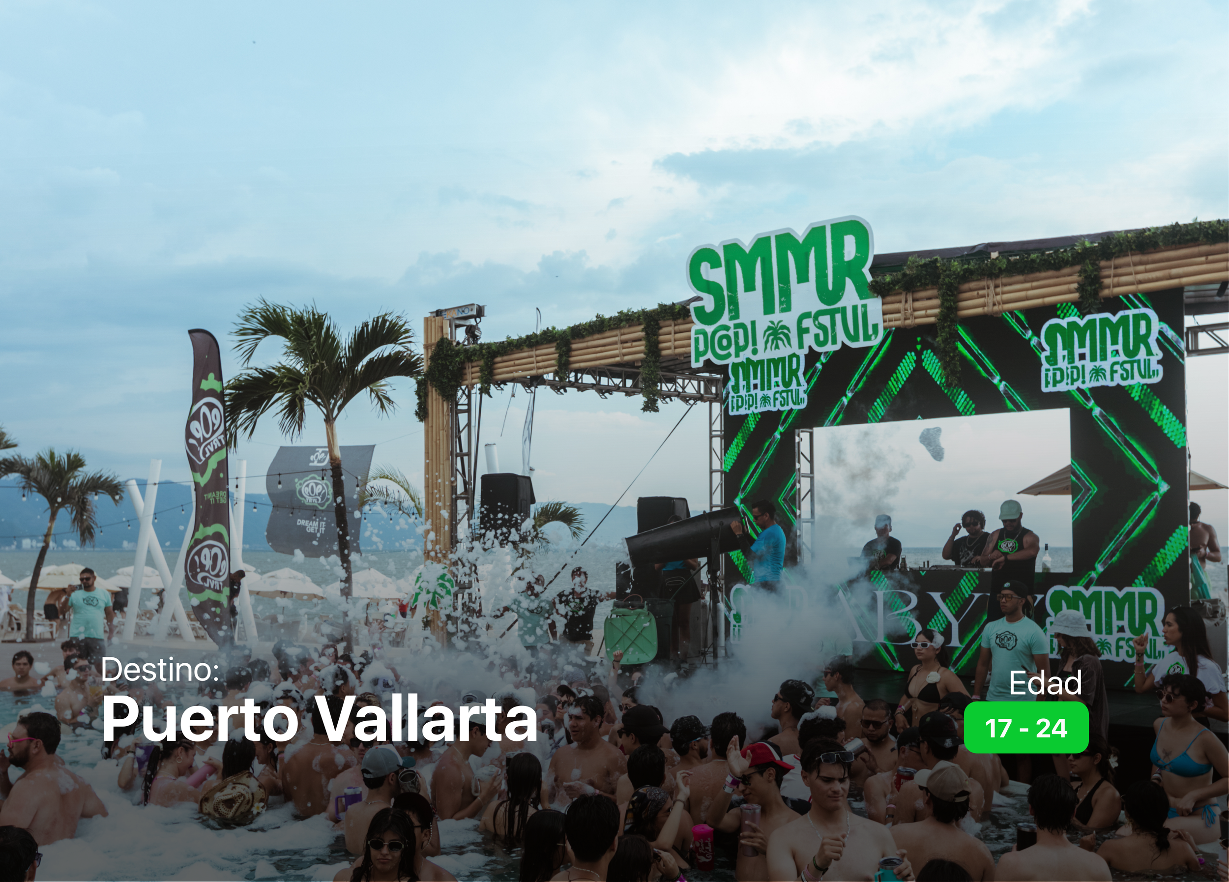 Una fiesta en la playa con una multitud disfrutando, un escenario con luces verdes y la señalización 'SMMR PEP! FSTUL', palmeras y sombrillas en el fondo bajo un cielo nublado.