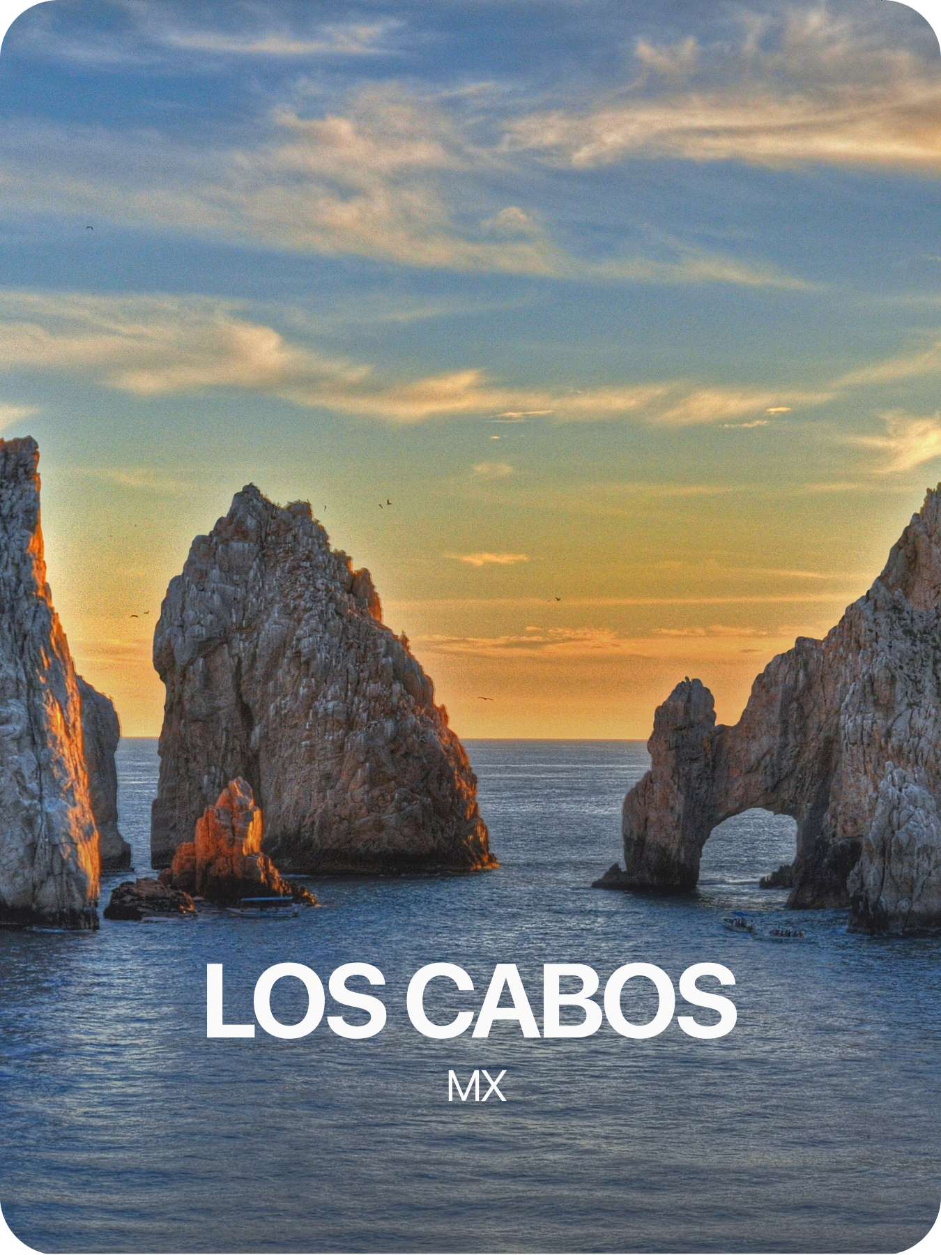 Formaciones rocosas en el mar durante un atardecer en Los Cabos, México.