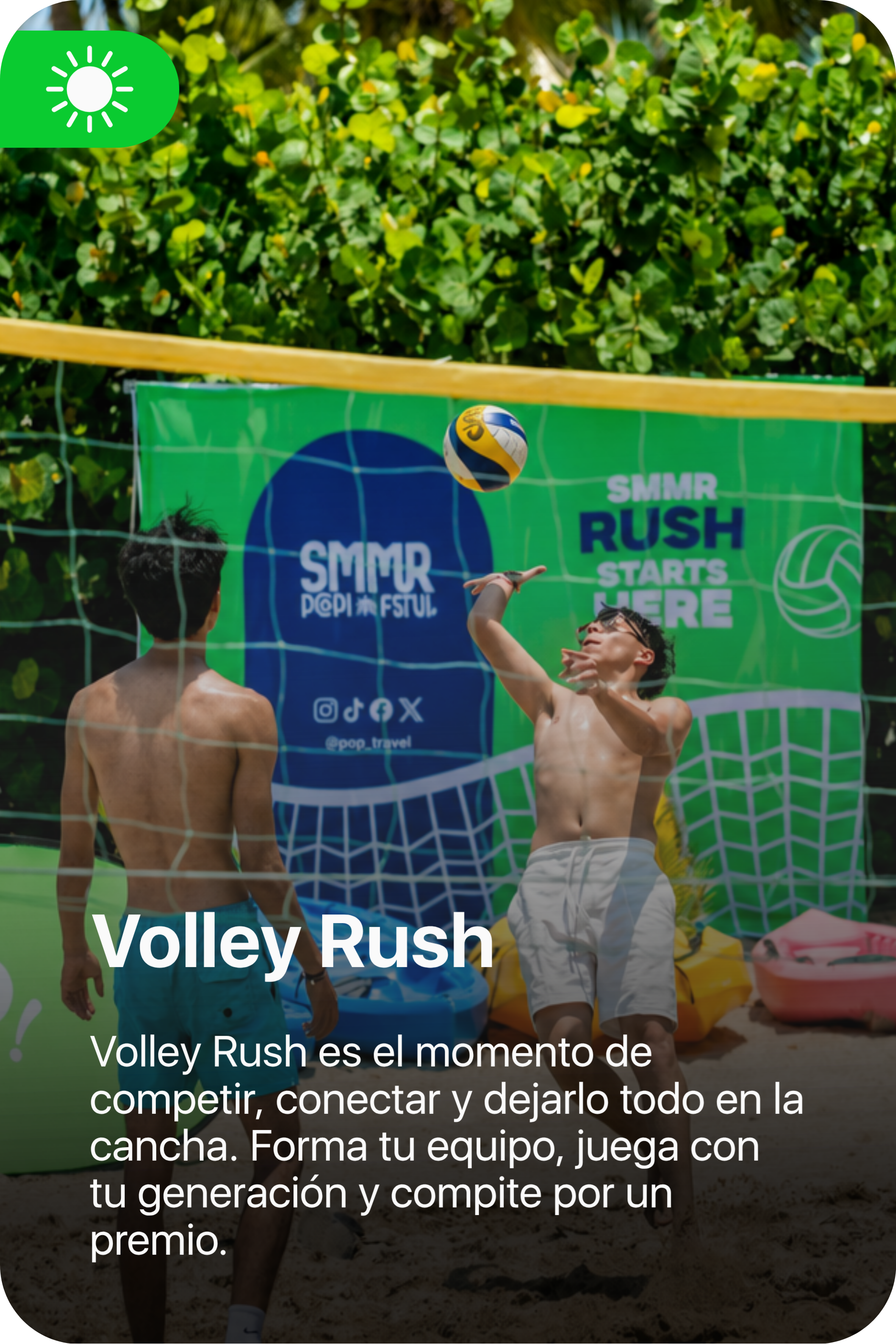 Joven deportista en cancha de voleibol al aire libre, con palmeras y cielo despejado, levantando los brazos para jugar con una pelota de voleibol que está en el aire.