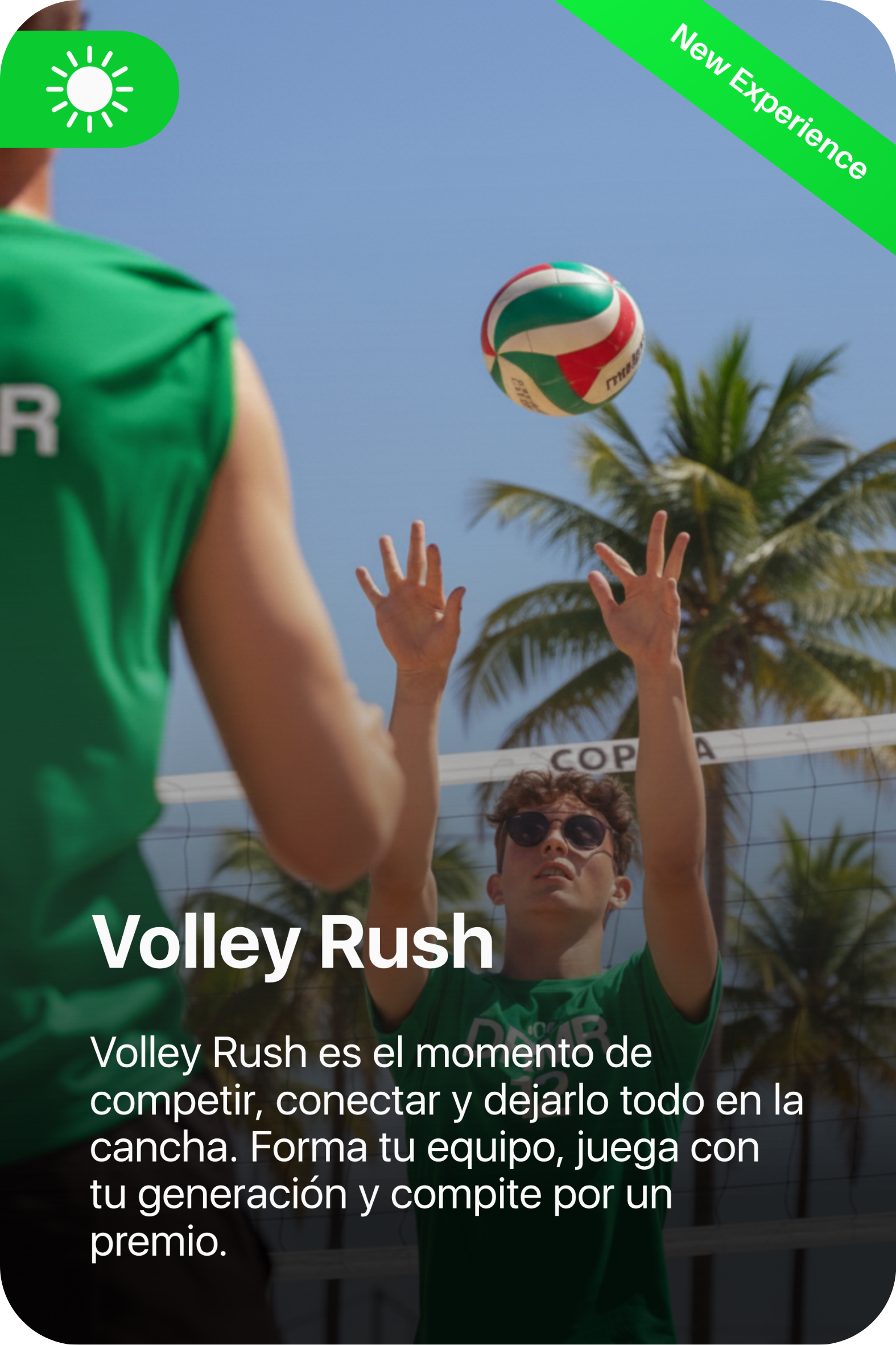 Joven deportista en cancha de voleibol al aire libre, con palmeras y cielo despejado, levantando los brazos para jugar con una pelota de voleibol que está en el aire.