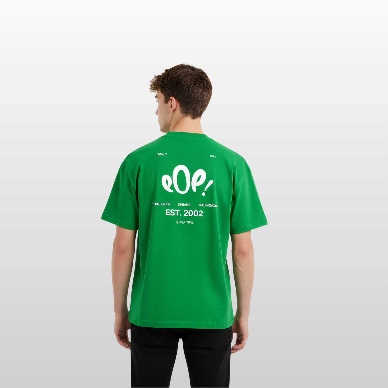 Joven con camiseta verde de espaldas, con texto y diseño en la parte posterior.