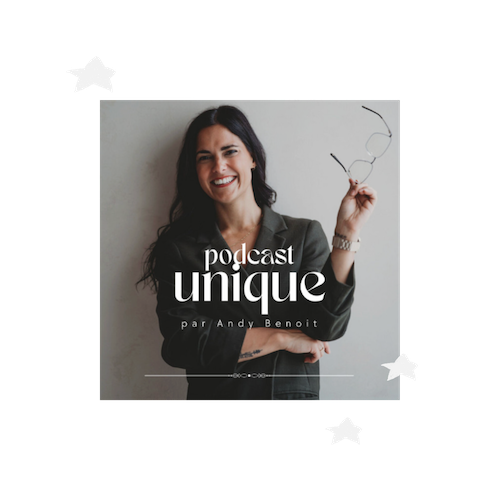 Une femme souriante avec des lunettes en main, devant un mur blanc, logo de podcast 'unique' par Andy Benoit.