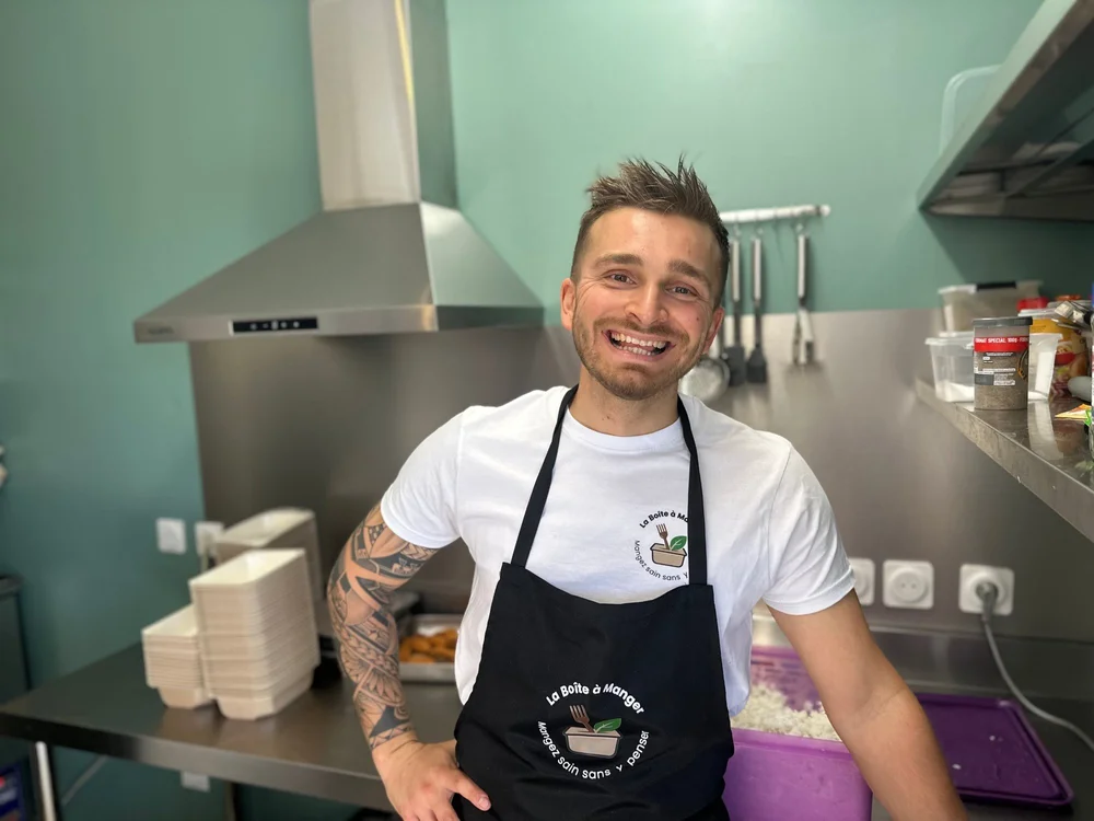 Baptiste, cuisinier et fondateur de La Boîte à Manger, dans son laboratoire à Vendres